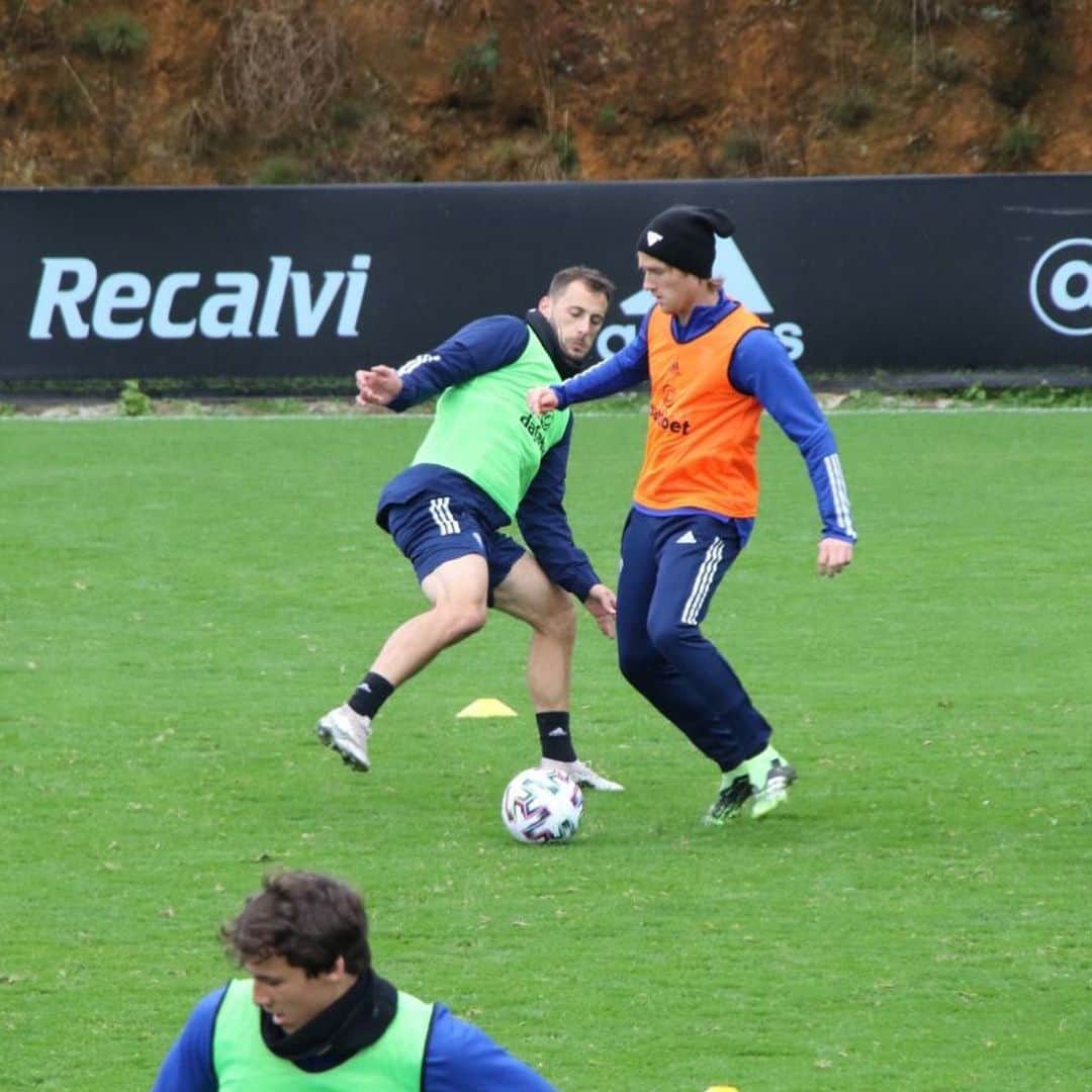 アレハンドロ・フェルナンデス・イグレシアスのインスタグラム：「Con muchas ganas de hacer una gran Copa! Mañana primer paso⚽️  Vamos Cádiz💛💙」