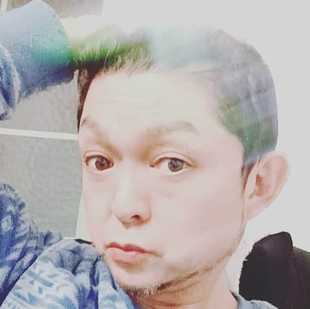 松本隆博のインスタグラム：「。 思えば10月24日からスロースターターでイベント行程がスタートし、 本日12月15日まで約40日間。 ほんとーーーーー有難う御座いました。 今日宝塚に辿り着いた今しがた。 1時間玄関にへたりこみ。 大泣きしたこんなに泣いたの 初めてだ💦。。。 終わったから良いよね…言わせて。 ほんとに俺14年間シンガーソングライター業やってさ今回はキツかった ここでは書かないけれど何度も、、 ゆっくりした突然に何度も宿とった。 終わったから言っても良いよね、、 1時間ずっと、 ほんと松本隆博よく頑張ったよ 松ちゃんほんとよくガマンしたよ ほんと松ちゃんお前すごいわー 誰にも嫌な顔せずに笑顔で乗り切ったんだから、お前偉いよほんと。 60になる初老なのにさ全て車運転 して道中30件ものキャンセル対応 しつつさ、知恵熱か40度近く熱が 何度か出てさ(コロナ陰性だから)、 座薬ねじ込んで運転したーー。 （笑）（笑）（笑） 仕事は地味なものが多くて 無観客ライブ多くて感想もなく 感動もよく分からなく、淡々と 粛々と行った。 腰ボロボロ、、泣きすぎて枯れた。 ごめん、投稿では余裕こいたもの 載せてたけれど、そんなのない。 死んでた。。 やっと帰ってきた。。 体メンテしたい。 お茶漬け食べたい… 着慣れたバジャマで寝たい。  さ、寝よう。 飯はもうエネルギー切れた(˙◁˙)  寝る。 おやすみーーー。 きっとこれ以上の試練は、、 ないようにしたいねー。 100歳まで活動やるからな。  ～人生遊歩道～  松本隆博」