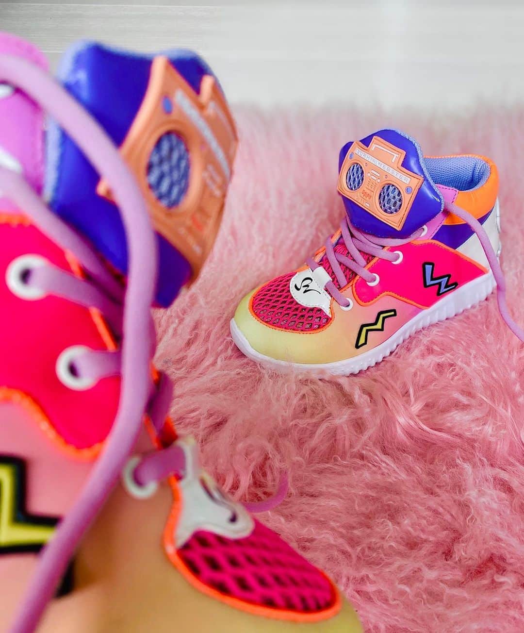 SOPHIA WEBSTERさんのインスタグラム写真 - (SOPHIA WEBSTERInstagram)「Bust a mini move in @sophiawebstermini 'Shay' sneakers! 💥👟 With a built-in speaker, your mini can be the life and sole of their own party! 🎵🎉⁣ ⁣ Available online at @neimanmarcus 🤗🎁💕⁣⁣ ⁣⁣ #SophiaWebster #SophiaWebsterMini #NeimanMarcus⁣」12月16日 20時45分 - sophiawebster