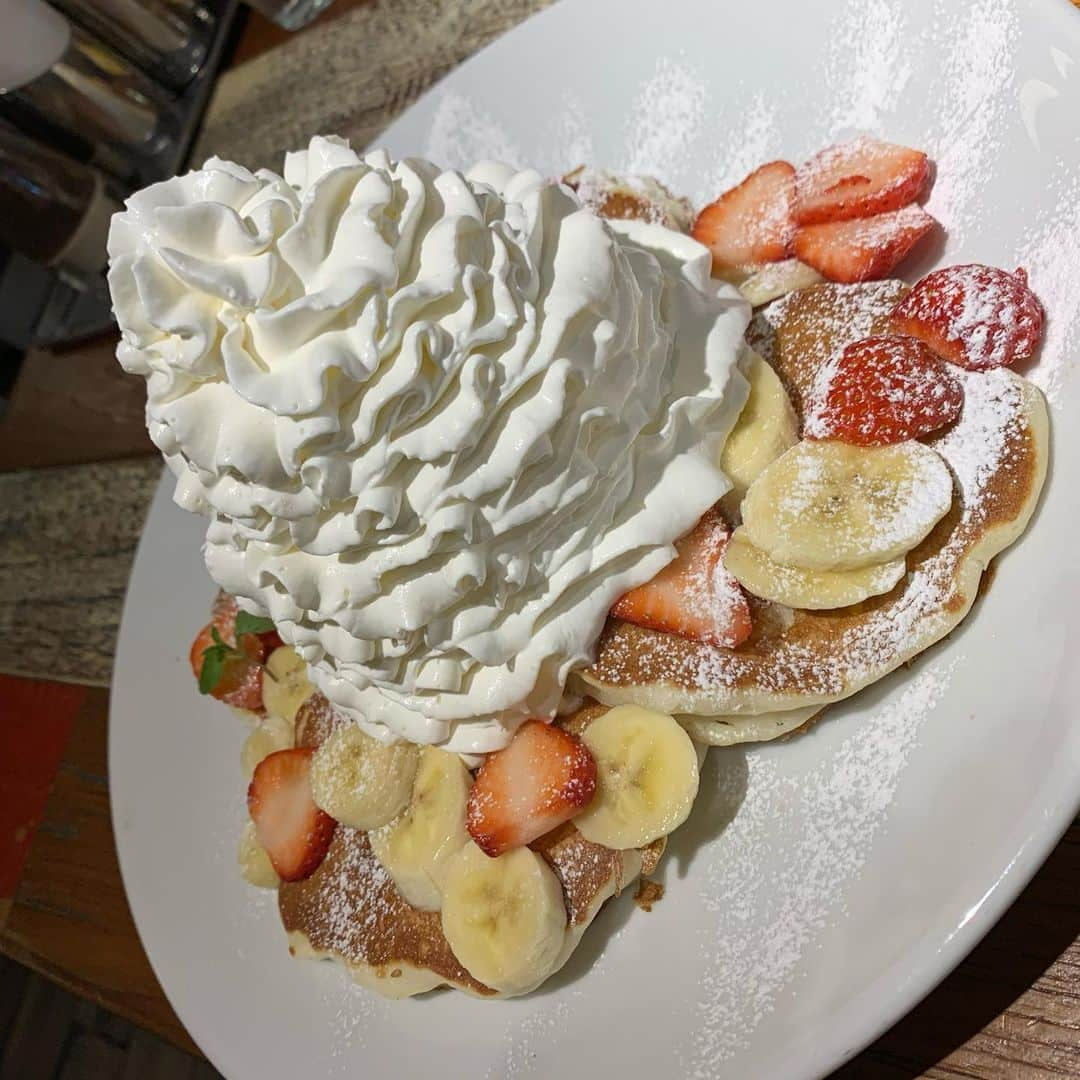 YUUKIのインスタグラム：「🥞🐰💕🍴  ﻿ ﻿ ﻿ この前でっかいパンケーキ食べました🤤✌🏼﻿ ﻿ ﻿ ﻿ ﻿ 生クリーム山盛りすぎ（笑）🤣﻿ ﻿ ﻿ ﻿ ﻿お店も可愛かったな〜💖🥺  #オリックスバファローズ  #buffaloes #bsgirls #bs2020  #baseball #プロ野球  #셀카 #좋아요반사 #赞 #粉我 #照片  #instagood #instagram #instalike  #follow #me #photography #ハワイ  #パンケーキ #生クリーム #山盛り#珈琲」