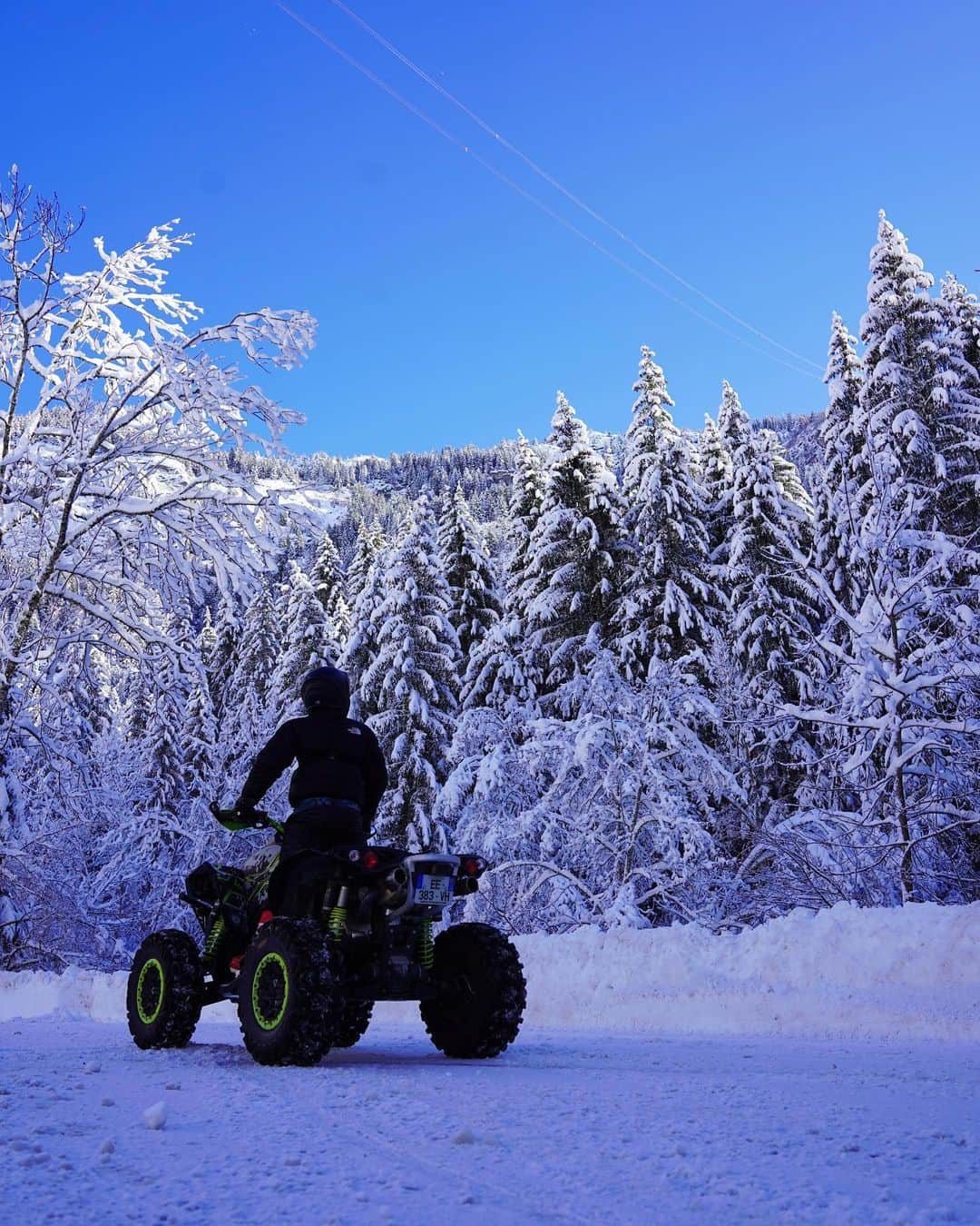 フローラン・アモディオのインスタグラム：「🛵💨❄️ —— #neverstopexploring 🌏  #canam 🛵  #mountains 🏔 #vaujany 💫  #snow ❄️」