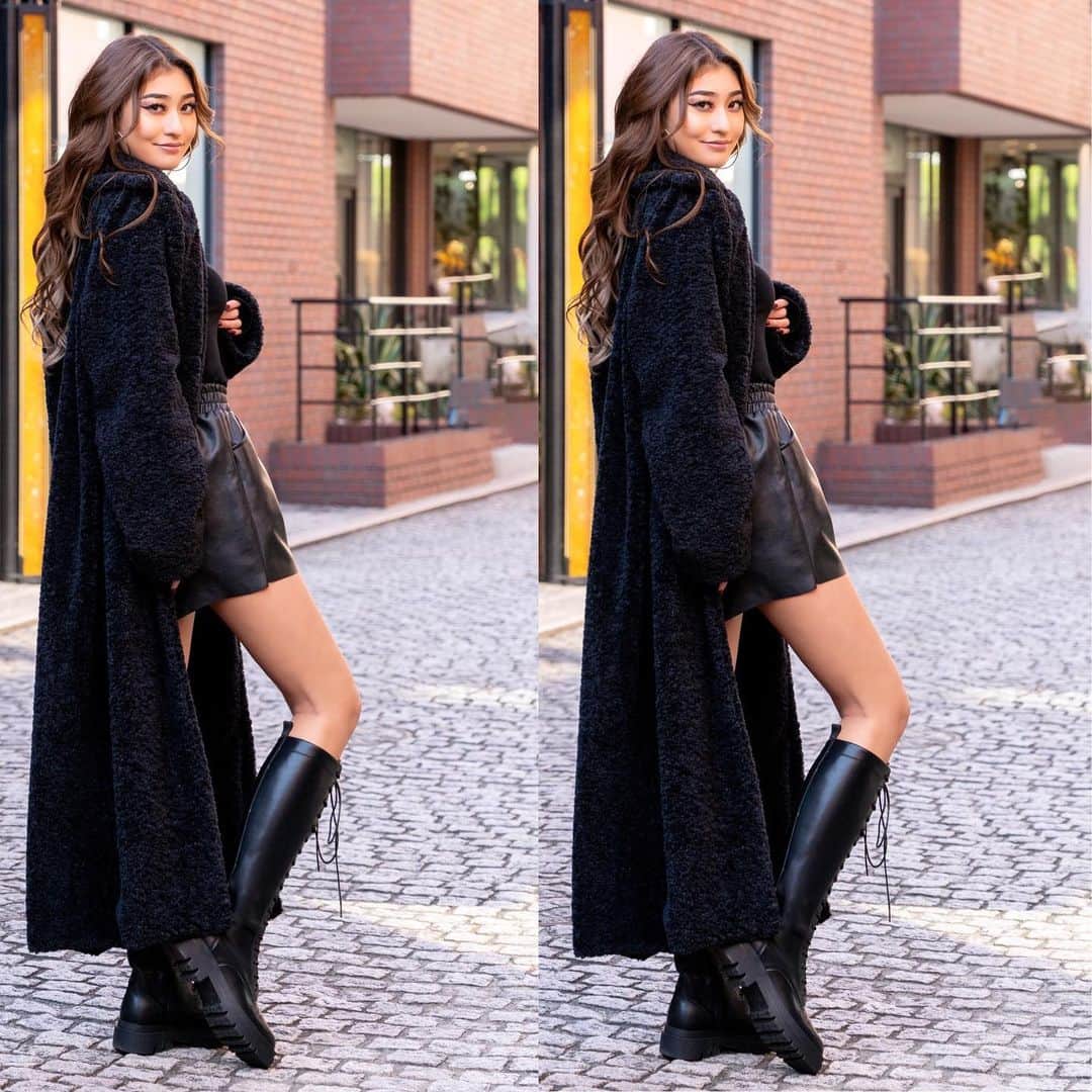 のインスタグラム：「BACK IN STOCK🖤  -ロングボアチェスターコート-﻿ ﻿ ﻿  ふわふわと柔らかく暖かみのある今年トレンドのボアを使用したロングコート✨﻿ ﻿ アウターなのに軽く、防寒性にも優れているので﻿ 今期の主力アウターとして活躍すること間違いなし‼﻿ ﻿ ロング丈でゆったりなサイズ感なので、﻿ 中に大きめのニットやスウェットも着て頂けます。﻿ ﻿ 一枚あればコーディネートの幅を広げてくれるオススメアイテムです💕﻿ ﻿ #newarrivals#newin#coat#outer#longcoat#boacoat#boa#anelatokyo#ボアコート#ロングコート」