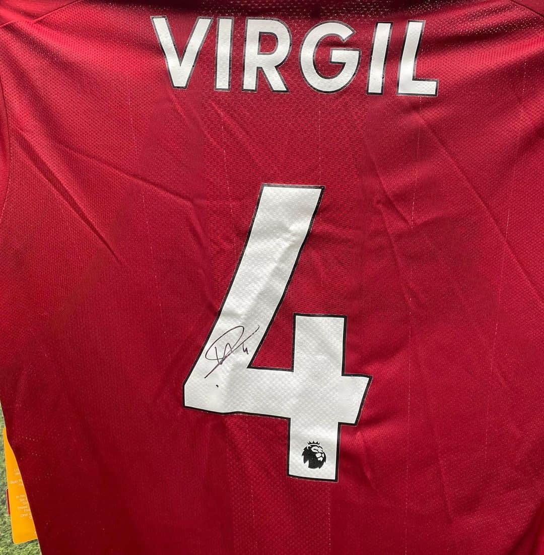 F2Freestylersさんのインスタグラム写真 - (F2FreestylersInstagram)「🚨VVD GIVEAWAY 🚨  DAY 4 is reserved for #4 @virgilvandijk  For your chance to win this incredible signed Virgil Van Dijk shirt just tag 2 top defenders below 👇 and we’ll announce a winner tomorrow! 💪 Good luck! 👊  #f2daysofchristmas」12月16日 20時49分 - thef2