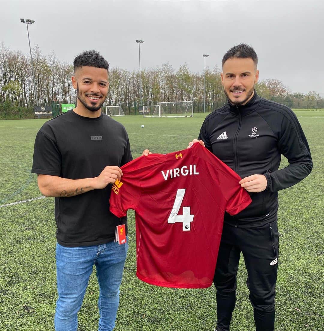 F2Freestylersのインスタグラム：「🚨VVD GIVEAWAY 🚨  DAY 4 is reserved for #4 @virgilvandijk  For your chance to win this incredible signed Virgil Van Dijk shirt just tag 2 top defenders below 👇 and we’ll announce a winner tomorrow! 💪 Good luck! 👊  #f2daysofchristmas」