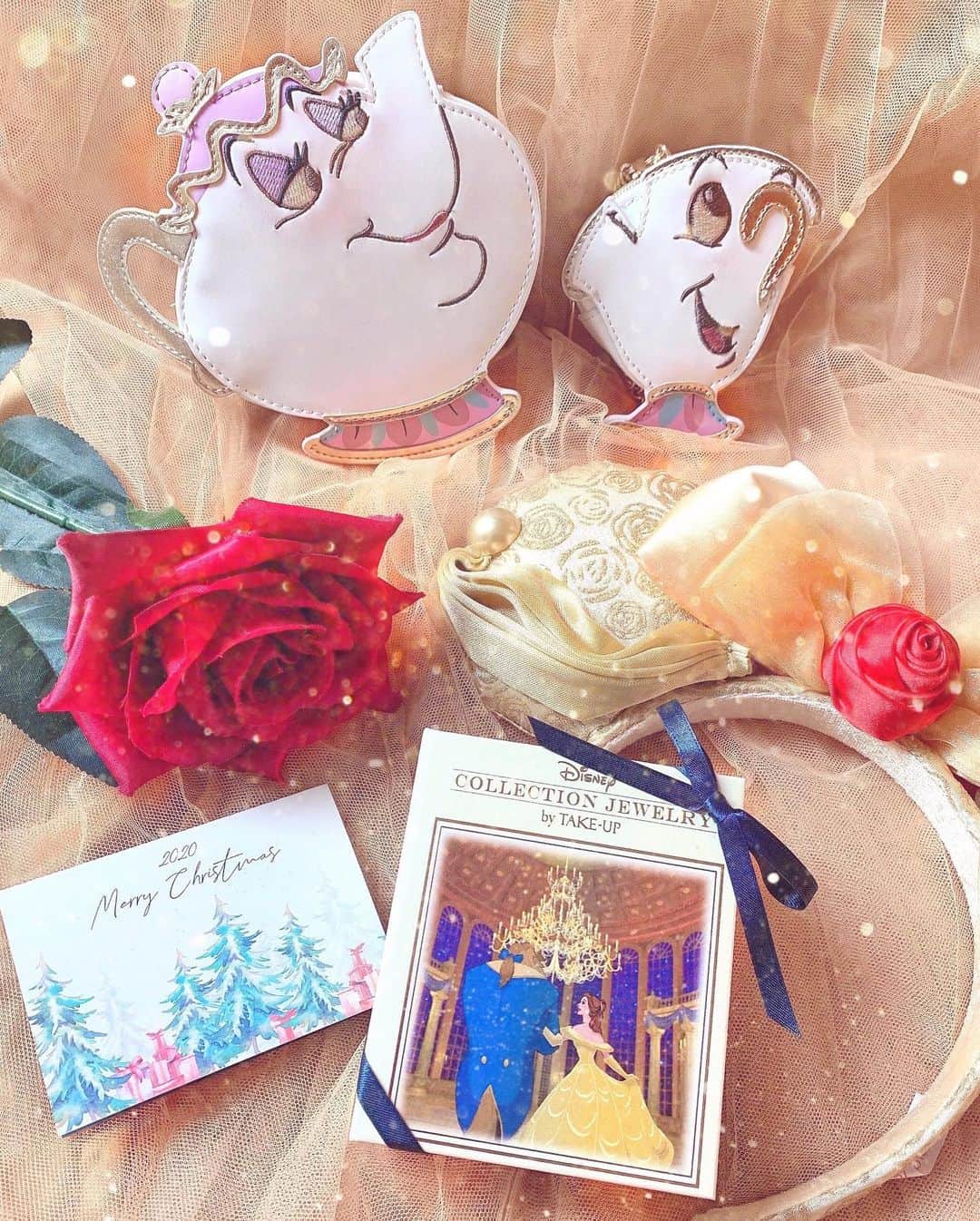 浅井麻里さんのインスタグラム写真 - (浅井麻里Instagram)「💛🌹💙﻿ ﻿ 最近よく投稿してる美女と野獣フォトシリーズ🌹 ってことで、﻿今回は、 美女と野獣の世界観が詰まった﻿ とーっても素敵なネックレスを✨👸🦁﻿ ﻿ テイクアップ(@takeup_official)の﻿ ディズニーコレクションジュエリー✨💍﻿ ﻿ 魔法の薔薇モチーフのネックレス🌹なんだけど、﻿ イエローの石はベル💛👸﻿ ブルーの石は王子様💙🦁﻿ をイメージしてるの✨﻿ めっちゃ可愛いし天然石の輝き綺麗…❤️😍﻿ ﻿ テイクアップの商品は、﻿ 日本の職人さんの手仕事によって作られてて、﻿ 天然石を使用してることもあって﻿ 世界にひとつだけのアクセサリー✨﻿ 特別感ある❤️🥺﻿ ﻿ ブック型のボックスも可愛すぎる❣️📚﻿ これも部屋に飾る❣️🤣（笑）﻿ 箱オープンしてる動画も最後にあるから﻿ 見てね✨🎥﻿ ﻿ テイクアップのアクセサリーは、﻿ リングやピアスやネックレス、﻿ 他の作品イメージのも色々あって、﻿ どれもめちゃくちゃ可愛いから﻿ 全部欲しくなるー💕٩( 'ω' )و﻿ ﻿ ﻿ #テイクアップ#TAKEUP#ネックレス#Disney#ディズニー#PR#クリスマス#プレゼント#美女と野獣﻿」12月16日 20時49分 - mari_asai_625