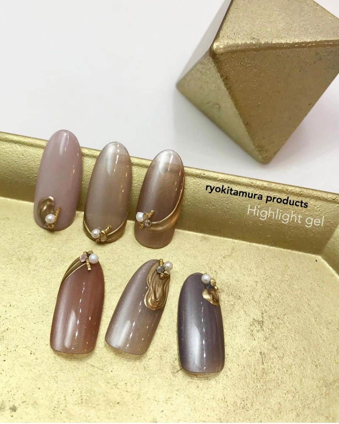 ネイルサロンレネさんのインスタグラム写真 - (ネイルサロンレネInstagram)「﻿ 𝒟𝑒𝓈𝒾𝑔𝓃 𝒷𝓎 𝒪𝒦𝒜𝑀𝒪𝒯𝒪 🦫💐﻿ ➠ @renee_maiokmt.1030 ﻿ ﻿ ﻿ 亮さんプロデュースの﻿ @ryo_kitamura  オシャレすぎなHighlight Gel使用♡‪︎‬︎❤︎﻿ ﻿ マットコーティング✨﻿ ﻿ 埜藤さんのデザインと亮さんのデザインを参考に、﻿ お客様に似合わせたデザインにしてます🐑✩﻿ ﻿ @rrieenee  ﻿ こちらのデザインの使用カラーは﻿ No4 No5 No6 の3色✨﻿ ﻿ 名前もオシャレすぎる😂👏🏻✨✨﻿ ﻿ ﻿ このジェルは﻿ 普通に塗るだけでも上品な﻿ パールパウダーカラーなんだけど﻿ なんとマグネットで自分で好きなところに﻿ ハイライトを入れられるってゆー﻿ お洒落で繊細な素敵ジェル🍑✨✨﻿ ﻿ ﻿ マットでもツヤでも可愛いし﻿ オフィスネイルの方にもオススメです✨﻿ ﻿ ﻿ ⇩🎉news🎉⇩﻿ ﻿ 2020年11月14日(土)﻿ nailsalon Renée 梅田本店﻿ BEAULAND Ashiya 芦屋店﻿ に続き3店舗目となる﻿ Renée les deux(レネレドゥ)﻿ 梅田2号店オープン！！！﻿ ﻿ ﻿ nailsalon Renée®︎﻿ ￣￣￣￣￣￣￣￣﻿ TV.メディア出演﻿ スタッフ全員資格保持者﻿ カラー300種類以上﻿ パーツ1000種類以上﻿ 雑誌掲載デザイン多数﻿ ﻿ ﻿ ﻿ ▫︎Renée梅田本店﻿ 【open-close】10:00〜21:00﻿ 【定休日】不定休﻿ 【add】大阪市北区堂山町15-23-908﻿ ﻿ ▫︎Renée les deux梅田店﻿ 【open-close】10:00〜21:00﻿ 【定休日】不定休﻿ 【add】大阪市北区堂山町15-23-1003﻿ ﻿ ▫︎Renée by Beauland Ashiya芦屋店﻿ 【open-close】10:00〜21:00﻿ 【定休日】不定休﻿ 【add】芦屋市業平町6-11 Ashiya grotto 302﻿ ﻿ ﻿ ﻿ ﻿ ▶︎▶︎▶︎初回クーポンご利用頂けます﻿ ￣￣￣￣￣￣￣￣￣￣￣￣￣￣￣￣﻿ ご予約はプロフィールTOPのリンク内﻿ URLをご利用下さい。﻿ ﻿ ﻿ ﻿ メニューに迷った方やご相談は…﻿ ﻿ 　　🤍Renée公式LINE🤍﻿ ─────────────﻿  【@bos7903t】←※@から入力🔍﻿ ﻿ ﻿ ﻿ #nailsalonrenee#ネイルサロンレネ﻿ #大阪ネイルサロン#梅田ネイルサロン﻿ #芦屋ネイルサロン #神戸ネイルサロン ﻿ #美甲 #네일 #젤네일 #네일아트﻿ #nail #nails #gelnail #gelnails ﻿ #naildesign #naildesigns ﻿ #nailart #nailstagram #nailfashion ﻿ #ロングネイル #ミラーネイル #オフィスネイル #おしゃれネイル #美フォルムネイル #マグネットネイル #シンプルネイル #ワンカラーネイル #お洒落 #マットネイル #スクエアネイル」12月16日 20時49分 - renee.nailsalon