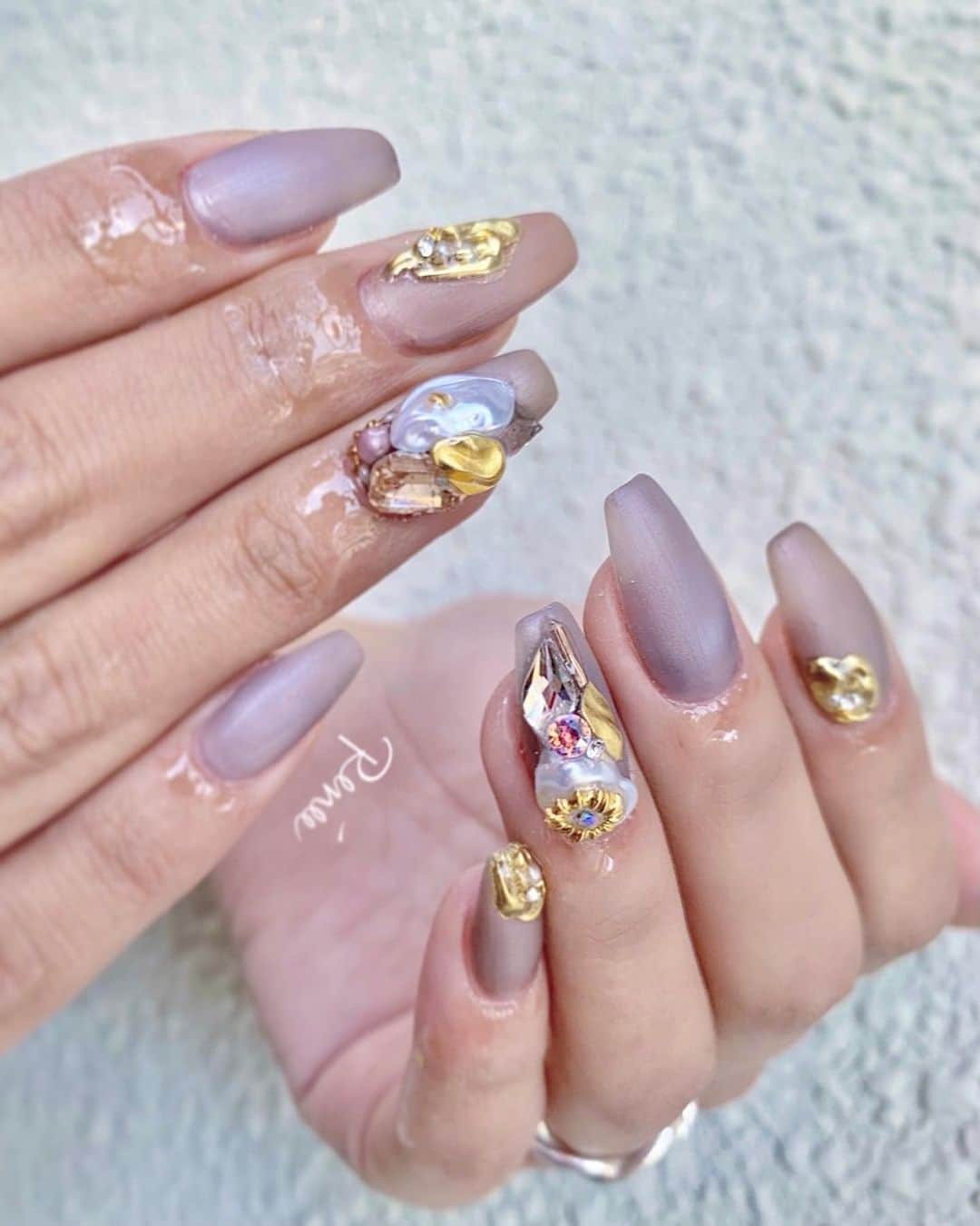 ネイルサロンレネのインスタグラム：「﻿ 𝒟𝑒𝓈𝒾𝑔𝓃 𝒷𝓎 𝒪𝒦𝒜𝑀𝒪𝒯𝒪 🦫💐﻿ ➠ @renee_maiokmt.1030 ﻿ ﻿ ﻿ 亮さんプロデュースの﻿ @ryo_kitamura  オシャレすぎなHighlight Gel使用♡‪︎‬︎❤︎﻿ ﻿ マットコーティング✨﻿ ﻿ 埜藤さんのデザインと亮さんのデザインを参考に、﻿ お客様に似合わせたデザインにしてます🐑✩﻿ ﻿ @rrieenee  ﻿ こちらのデザインの使用カラーは﻿ No4 No5 No6 の3色✨﻿ ﻿ 名前もオシャレすぎる😂👏🏻✨✨﻿ ﻿ ﻿ このジェルは﻿ 普通に塗るだけでも上品な﻿ パールパウダーカラーなんだけど﻿ なんとマグネットで自分で好きなところに﻿ ハイライトを入れられるってゆー﻿ お洒落で繊細な素敵ジェル🍑✨✨﻿ ﻿ ﻿ マットでもツヤでも可愛いし﻿ オフィスネイルの方にもオススメです✨﻿ ﻿ ﻿ ⇩🎉news🎉⇩﻿ ﻿ 2020年11月14日(土)﻿ nailsalon Renée 梅田本店﻿ BEAULAND Ashiya 芦屋店﻿ に続き3店舗目となる﻿ Renée les deux(レネレドゥ)﻿ 梅田2号店オープン！！！﻿ ﻿ ﻿ nailsalon Renée®︎﻿ ￣￣￣￣￣￣￣￣﻿ TV.メディア出演﻿ スタッフ全員資格保持者﻿ カラー300種類以上﻿ パーツ1000種類以上﻿ 雑誌掲載デザイン多数﻿ ﻿ ﻿ ﻿ ▫︎Renée梅田本店﻿ 【open-close】10:00〜21:00﻿ 【定休日】不定休﻿ 【add】大阪市北区堂山町15-23-908﻿ ﻿ ▫︎Renée les deux梅田店﻿ 【open-close】10:00〜21:00﻿ 【定休日】不定休﻿ 【add】大阪市北区堂山町15-23-1003﻿ ﻿ ▫︎Renée by Beauland Ashiya芦屋店﻿ 【open-close】10:00〜21:00﻿ 【定休日】不定休﻿ 【add】芦屋市業平町6-11 Ashiya grotto 302﻿ ﻿ ﻿ ﻿ ﻿ ▶︎▶︎▶︎初回クーポンご利用頂けます﻿ ￣￣￣￣￣￣￣￣￣￣￣￣￣￣￣￣﻿ ご予約はプロフィールTOPのリンク内﻿ URLをご利用下さい。﻿ ﻿ ﻿ ﻿ メニューに迷った方やご相談は…﻿ ﻿ 　　🤍Renée公式LINE🤍﻿ ─────────────﻿  【@bos7903t】←※@から入力🔍﻿ ﻿ ﻿ ﻿ #nailsalonrenee#ネイルサロンレネ﻿ #大阪ネイルサロン#梅田ネイルサロン﻿ #芦屋ネイルサロン #神戸ネイルサロン ﻿ #美甲 #네일 #젤네일 #네일아트﻿ #nail #nails #gelnail #gelnails ﻿ #naildesign #naildesigns ﻿ #nailart #nailstagram #nailfashion ﻿ #ロングネイル #ミラーネイル #オフィスネイル #おしゃれネイル #美フォルムネイル #マグネットネイル #シンプルネイル #ワンカラーネイル #お洒落 #マットネイル #スクエアネイル」