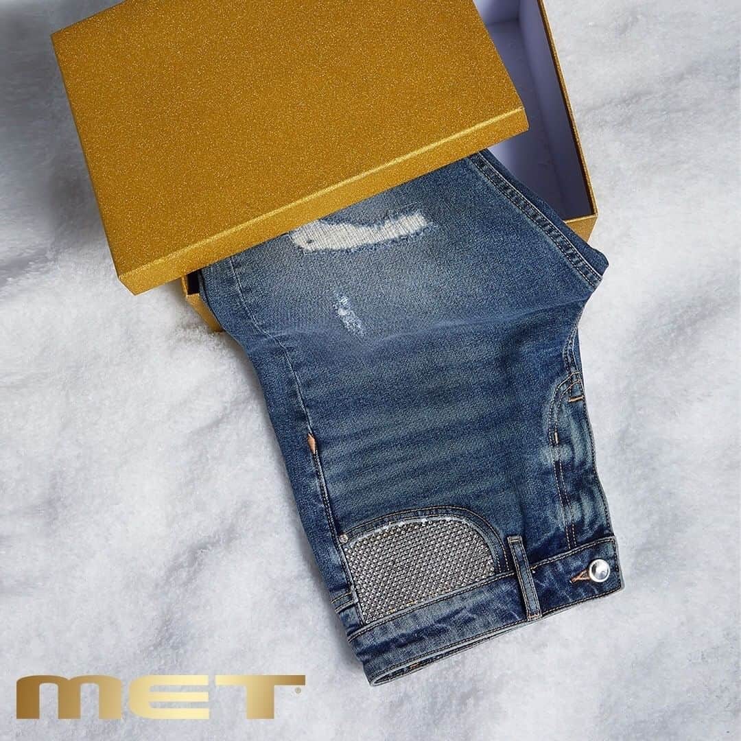 のインスタグラム：「Glam yourself with our denim collection✨  #MetJeans #fw2021collection #ILoveMet #feminine #womancollection」