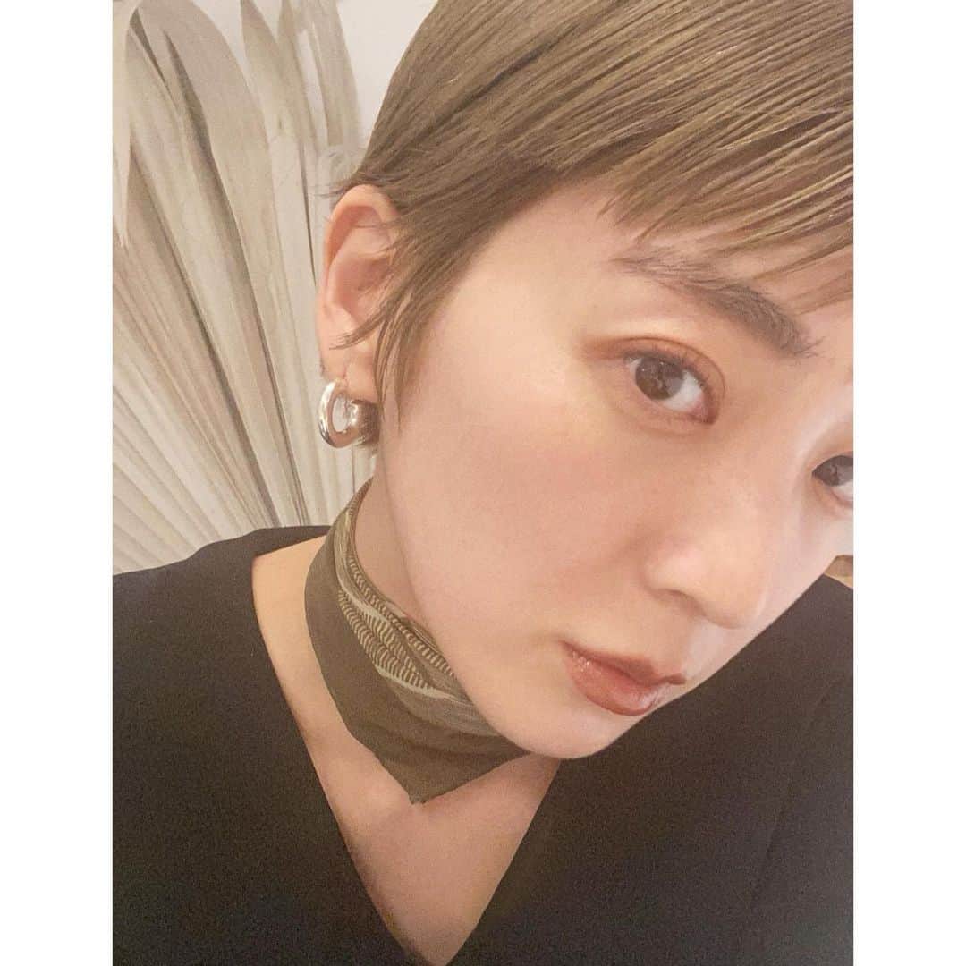 のインスタグラム：「アイメイク。  1枚めはシャドウのみ◯ 2枚めは＋マスカラ  まえも紹介した @addictionbeauty_official の ザアイシャドウ Vimana Goldを 上まぶた広めと下まぶたに →そのあと @uneven_jp のMULTI STICK GRAIN BROWNを 上は二重幅に重ねてぼかして 下は黒目あたりに少し。  リップはいつもの。  眉は黒髪のときと 変えてないんだけど 髪明るくしても それなりに馴染んでみえるね  #ハイトーンに合うメイク模索中」