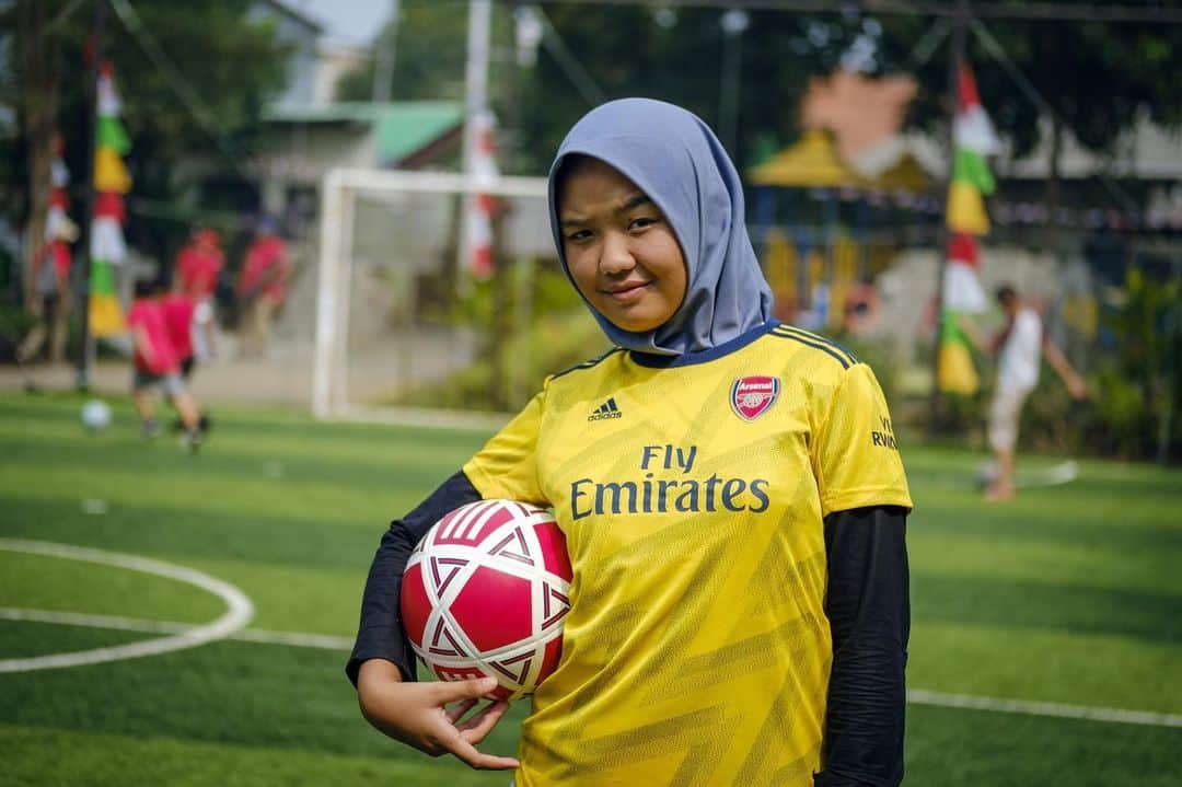 アレクサンドル・ラカゼットのインスタグラム：「“Boys would say, ‘why would you play football? You can only run!’ But when I play football, I feel great!”    Life is hard for Irina and her family – her father is on welfare and she shares a mattress with her two sisters. This has made her determined to be financially independent when she’s older.    When Irina lost her mother to cancer at the tender age of nine, she was forced to grow up quickly. Six years later and the teenager says Coaching for Life has helped her to deal with her emotions better.    Against Southampton I am proud to play for Irina and all the children that are supported by @arsenal_foundation and @savechildrenuk.    Together we can do more: arsenal.com/donate」