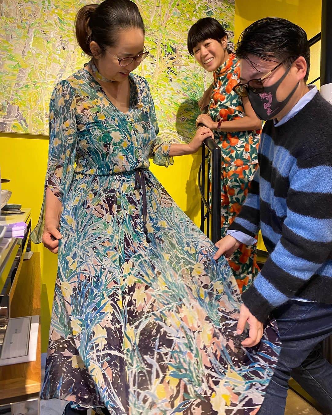 軍地彩弓のインスタグラム：「KEITA MARUYAMA の2021SS展示会へ。 画家の守山友一朗さんのこのプリントが素晴らしくて、悩んでスカートとドレスをオーダー。 敬太さん自らが見立ててくれる幸せ 💕💕💕 最近気づけば、友人の作る服ばかり着ている。真面目に真面目に、いい素材を素敵に仕上げてくれる服は、ずーっとクローゼットで可愛いがれるから。 心が通った服が好き。 長いお付き合いになりそうです。  服との付き合い方が変わってきたなあ、と思うのです。  @keitamaruyama  @keitamaruyama_official」