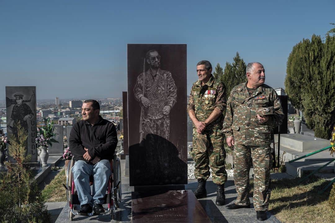 ルモンドさんのインスタグラム写真 - (ルモンドInstagram)「Lors de la « révolution de velours » en 2018 en Arménie, « Le Monde » avait photographié trois hommes en treillis au premier rang des manifestations. Deux ans et demi plus tard, le pays est exsangue après sa défaite face à l’Azerbaïdjan dans la guerre au Haut-Karabakh. Nous les avons retrouvés. Le cessez-le-feu a été signé depuis moins de deux semaines lorsque nous retrouvons Harutyun Stepanian, l’un des militaires de la photo, à la sortie de l’église d’Erevan.⁣⁣⁣ En trois décennies, la nature des combats a bien changé. « Avant, c’était une bataille au corps-à-corps, on combattait principalement avec des kalachnikovs, se souvient Harutyun Stepanian. Aujourd’hui, beaucoup de gens sont morts à cause des drones, des armes de longue distance. »⁣⁣⁣ A l’époque, l’Arménie était sortie victorieuse face à l’Azerbaïdjan, au prix de 30 000 morts en tout des deux côtés. Cette fois, elle doit essuyer une défaite cuisante et encaisser la perte de plus de 2 600 soldats.⁣⁣⁣  -⁣⁣⁣ 1 : Au cimetière militaire d’Erablour, sur les hauteurs d'Erevan, les sépultures s’étendent à perte de vue face aux cimes enneigées du mont Ararat, véritable emblème pour les arméniens, incorporé en 1921 à la Turquie, ce voisin honni, après les massacres et les déportations dont l’Arménie a été victime entre 1915 et 1923.⁣⁣⁣ 2 : Le 22 novembre, jour de deuil national, les trois vétérans se retrouvent au cimetière militaire d’Erablour. C’est ici, qu’ils se sont rencontrés trente ans plus tôt.⁣⁣⁣ 3 : Depuis quelques semaines, le cimetière est devenu l’un des lieux les plus fréquentés de la capitale arménienne. Les funérailles des soldats tombés au front sont quotidiennes, jusqu’à plusieurs dizaines par jour.⁣⁣⁣ 4 : A Erevan, le 21 novembre. Harutyun Stepanian explique au « Monde » comment Facebook lui a proposé de s’identifier sur cette photographie, publiée en mai 2018.⁣⁣⁣ 5 : Sur le route du cimetière militaire d’Erablur, des photos datant de la première guerre du Haut-Karabakh, en 1988-1994.⁣⁣⁣ 6 : Un cortège de voitures en direction des funérailles de soldats tués lors du dernier conflit.⁣⁣⁣ -⁣⁣⁣ Photos : Olga Kravets (@kravetsphoto) / Noor (@noorimages) #PourleMonde⁣⁣⁣ -⁣⁣⁣ #Armenia #Yeravan」12月16日 21時01分 - lemondefr