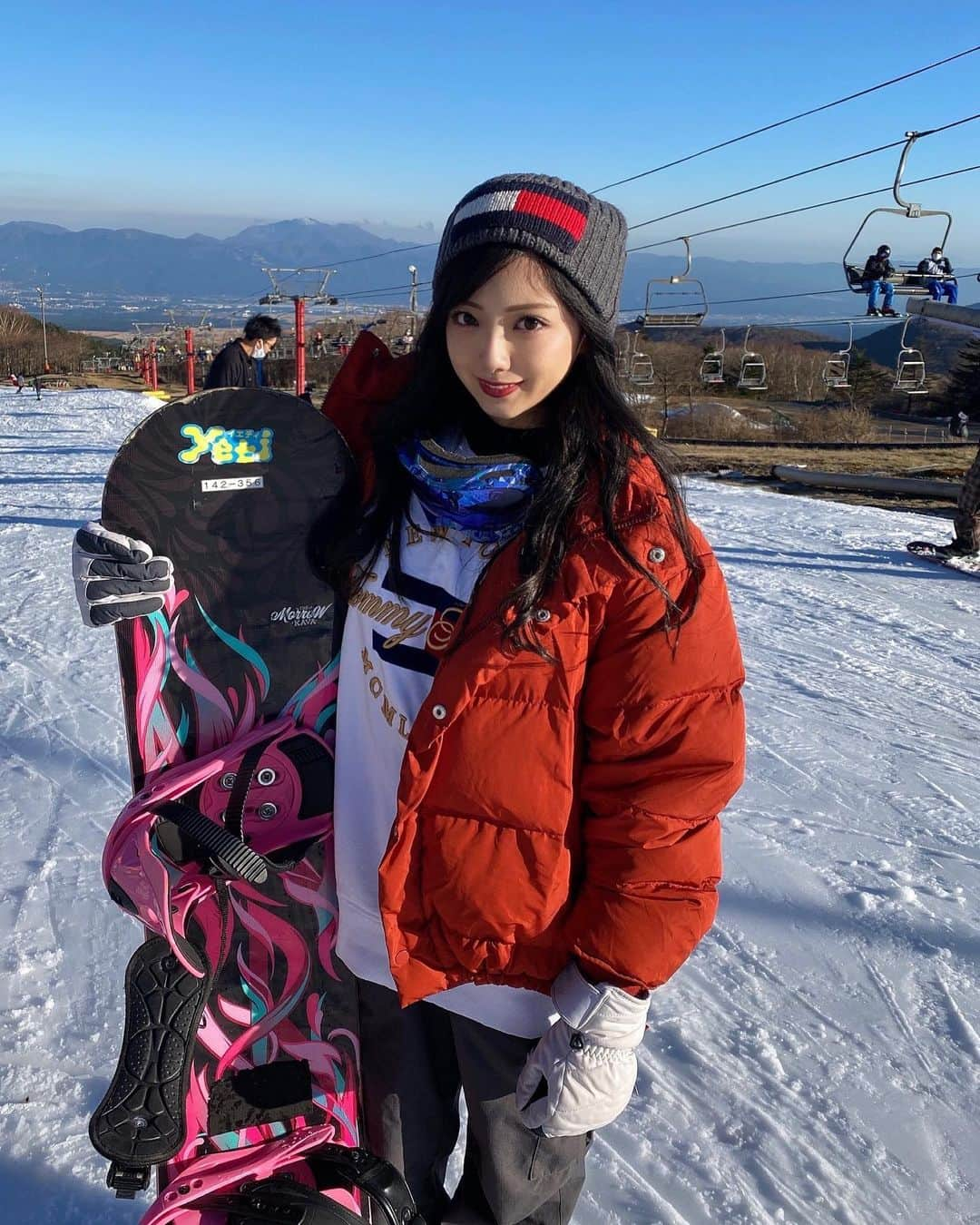 山下みちるさんのインスタグラム写真 - (山下みちるInstagram)「・ 人生初スノボ🏂🤍 いっぱい転んだけど楽しすぎました🥰  また行きたいなぁ❄ 次はもっと上手く滑れますように🧚🏻‍♀️ ・ #スノボ #スノーボード #スノボウェア #静岡 #tommyhilfiger #ニット帽 #イエティ #instagood」12月16日 21時01分 - hello_chiruchiru