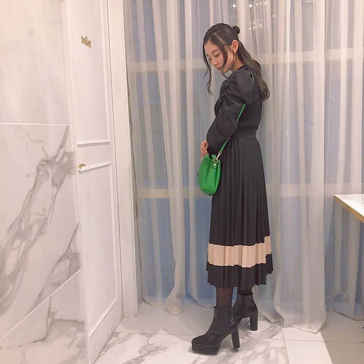 悠花さんのインスタグラム写真 - (悠花Instagram)「#はるかコーデ 🎄 ・ お友達に誕生日プレゼントでもらったブーツ🤭💓 お気に入りすぎてめっちゃはいてる、、、ありがとう😭🙏🏻 ・ tops: @majesticlegon_official  skirt: spray  bag: @emoda_official  shoes: @azulbymoussy_official」12月16日 21時02分 - haruka_217_