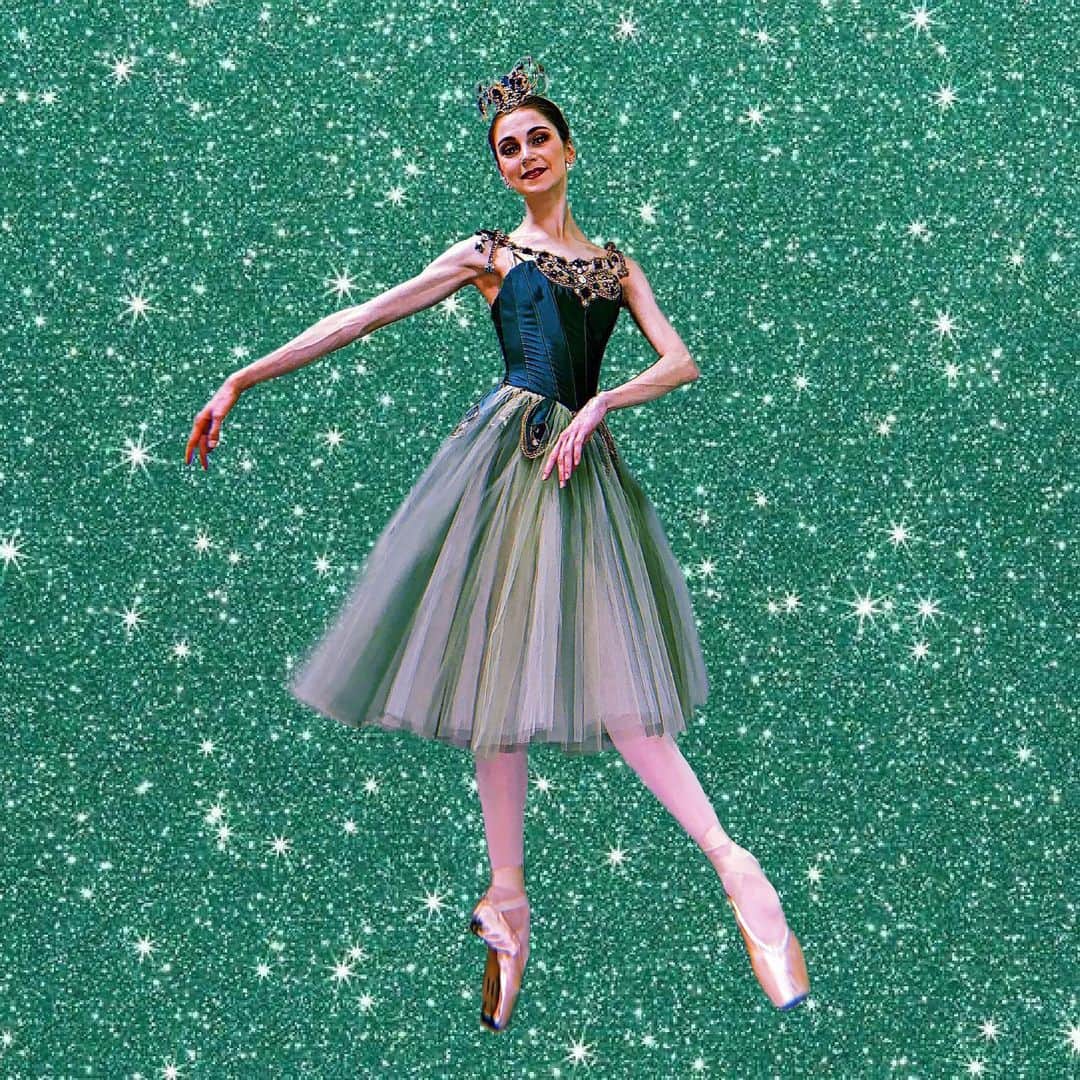 ダリア・イオノワのインスタグラム：「“Emeralds” by Mr. B 💚  _______________________________________  #spb #saintpetersburg #mariinsky #mariinskytheatre #mariinskyballet #mariinskydancer #vaganovastudents #ballet」