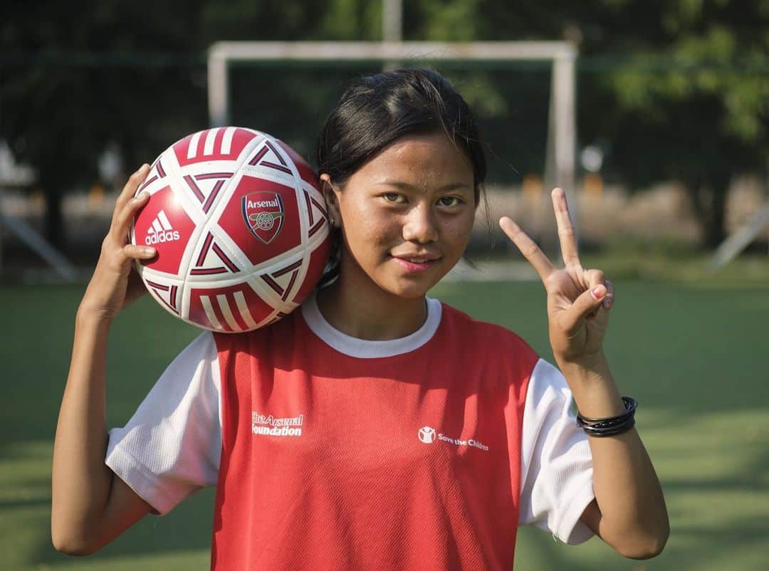 ウィリアンのインスタグラム：「“Football helps me channel my energy - I feel like I can take on the world!”    Karlina lives with six of her siblings, in a slum in North Jakarta, Indonesia. Her father is  too sick to work, so her mother struggles to make a living collecting bottles for recycling from rubbish dumps. Often there’s not enough food for the family to eat.    Since joining Coaching for Life she says she has gained so much confidence and motivation. She never got up early, but her mother Enah says that Karlina is now up at 5am training and cannot wait for football practice to start.    Against Southampton I am proud to play for Karlina and all the children that are supported by @arsenal_foundation and @savechildrenuk.    Together we can do more: arsenal.com/donate」