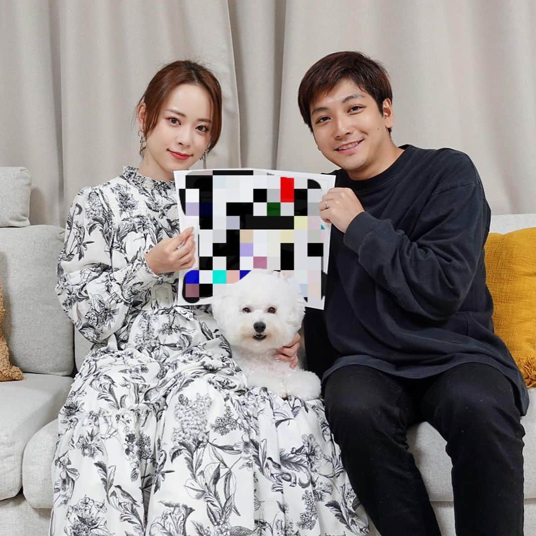 ジョージのインスタグラム：「婚姻届出した時に撮った写真のハナマサが完全に真顔。」