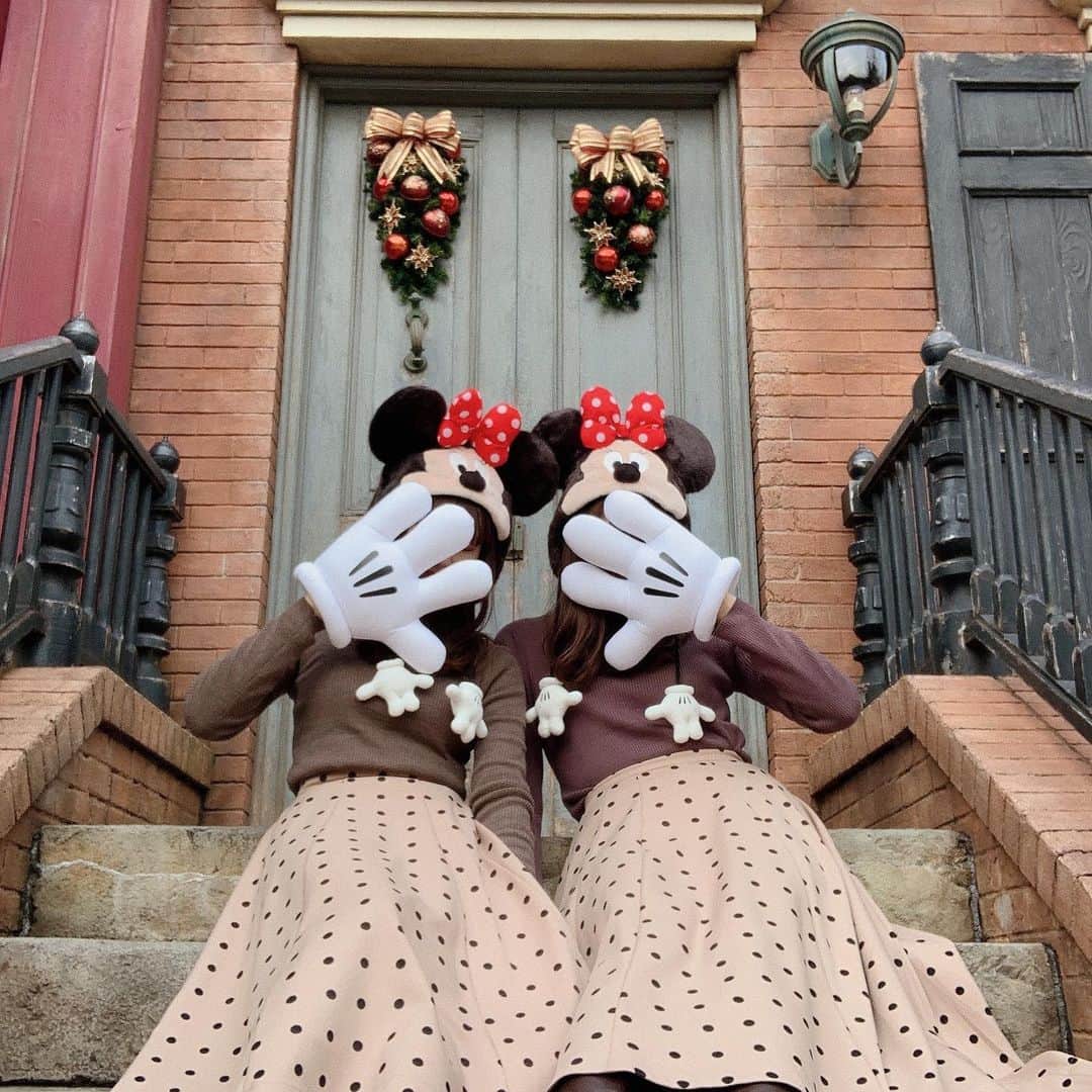 SHIHORINのインスタグラム：「ꕀ♡˒˒  ここも #アメリカンウォーターフロント 🎄♥️  アウターなしでも大丈夫なくらい 日中は暖かくて最高だった〜☺️♡  アウターの中もほぼ一緒🤭 お洋服の好みが似てるの🥰  トップスも似てるけど私のは @gu_for_all_ ♡ 使いやすくて色違いで持ってる♡笑  この写真もセルフタイマーで撮りました📷🤍  #shihorin__disney  #disney #disneysea #tokyodisneysea #tokyodisneyresort #tds #disneycode #duffy #christmasdisney #disneychristmas #snidel #gu #ディズニー #ディズニーシー #東京ディズニーシー #東京ディズニーリゾート #ディズニークリスマス #クリスマスディズニー #オーナメント #ファーコート #ディズニーコーデ #スナイデル #ジーユー #おそろいディズニー #双子コーデ #双子ディズニー #ミニーちゃん #ファンキャップ」
