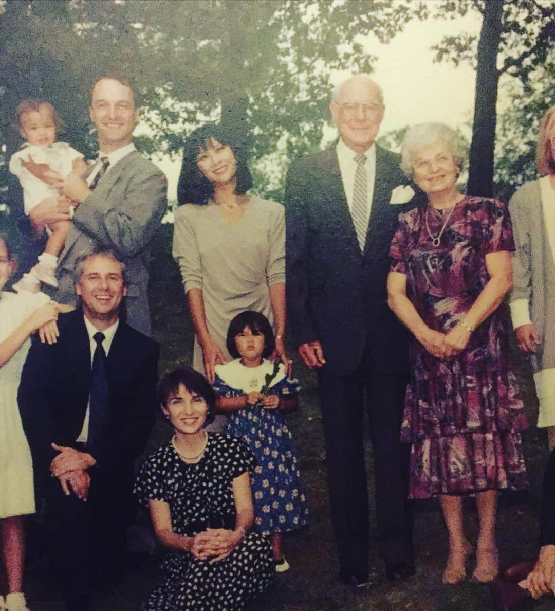 加賀美セイラのインスタグラム：「#FamilyPhoto #1990 #母　#mom ＃父　#dad #妹　#sister #grandma #お婆ちゃん #grandpa #お爺ちゃん　#auntie ＃叔母 #auncle ＃叔父　#cousins #従姉妹　で、真ん中何だ、この変な子、w What’s that friggin weirdo in the middle #me #HappyHoliday 🤡🤡🤡 #ArbourFamily」