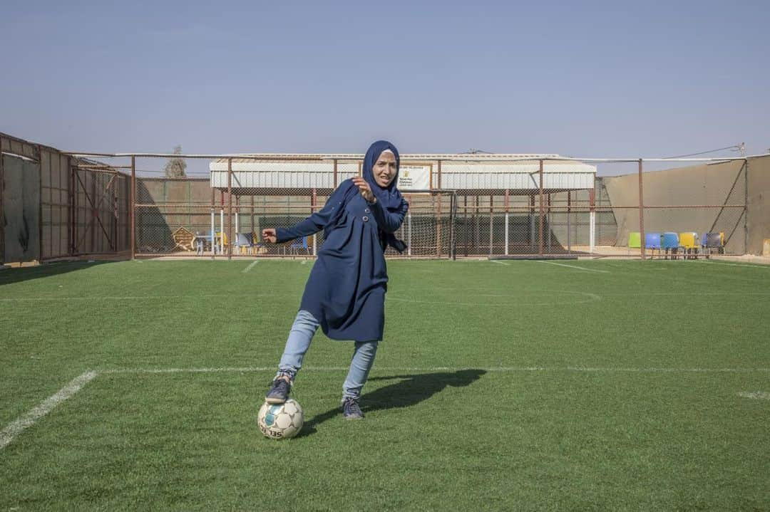 セドリック・ソアレスのインスタグラム：「“I keep saying that we will achieve great things and the world will know about us. Someday, we will deliver our message to the world.”  Hiba grew up in Da’ra, Syria with her mother, father and sister Rama. They had to move house three times because of the war before eventually fleeing to Za’atari Refugee Camp six years ago.  Coaching for Life uses specially developed football training to build children like Hiba’s courage and inner strength and empower them to stand up for their rights.  Against Southampton I am proud to play for Hiba and all the children that are supported by @arsenal_foundation and @savechildrenuk.    Together we can do more: arsenal.com/donate」