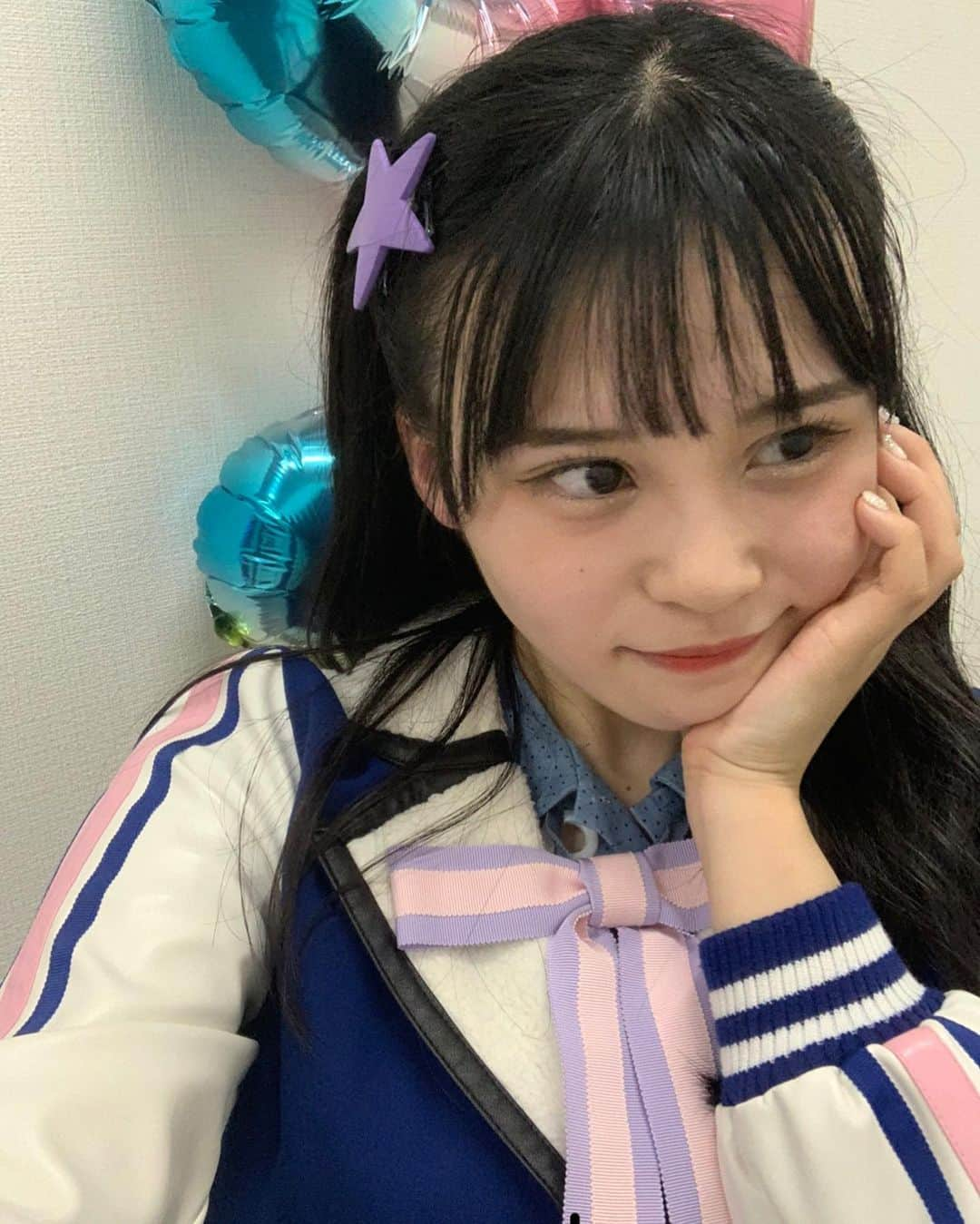 村川緋杏さんのインスタグラム写真 - (村川緋杏Instagram)「❾ . . 先日HKT48が9周年を迎えました🎉 . . その時の写真があるので 思い出と一緒に投稿します👩🏻‍💻 . . この衣装は自分のイニシャルのBが スカジャンの右胸にバーンってあるの！！✨ . . ツアーのオープニング衣装だから全メンバー分あるんです！（すごすぎ）色味も可愛くてお気に入り〜だな〜💕 . . 誰だったかな〜？ この衣装着てる時に 「この衣装めっちゃびびさんのイメージある！」 . . ってある後輩ちゃんが言ってくれてて なんか嬉しかった！笑 （誰が言ったか思い出して私...笑） . . これでAKBINGOとかも出させてもらってたからかな〜って思う！懐かしい🤣 . . #HKT48 #9周年 #オサレカンパニー #衣装 #可愛い衣装 #AKB48 #AKBINGO」12月16日 20時59分 - murakawabibiann