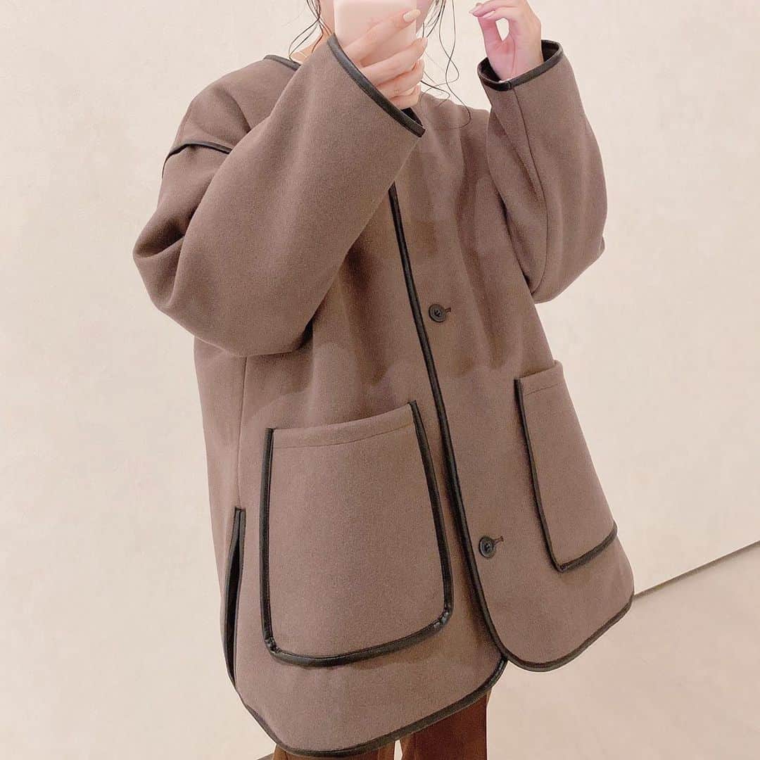 Vannie Officialのインスタグラム：「⠀ 【VANNIE U　ノーカラーパイピングショートコート 】5,000+tax  ⠀ 《styling》 着るだけでトレンド感UPのパイピングショートコート♡ ショート丈なのでロング丈のスカートやボリュームワンピースなどどんなボトムスでもスッキリまとまります♪ ショートパンツやロングパンツでカジュアルに合わせるのもオススメ◎  ⠀ 《detail》 裏地は中綿入りのキルティングになっているので、真冬も暖かくお召しいただけます！ ボリュームTOPSを中に着てもぐずらないゆとりのあるアームホールと抜け感のあるオーバーサイズが魅力。 ノーカラーでハイネックやフードもINしやすいデザインに。 タートルネックのニットやボリュームストール合わせもオススメ♡  《fabric》 暖かみのあるなめらかなウールタッチの素材使用　 ⠀ ⠀ ⠀ #vannie_u#ヴァニーユー #ZOZOでしか買えない⠀⠀  お問い合わせはDMまでご連絡ください‪‪☺︎‬」
