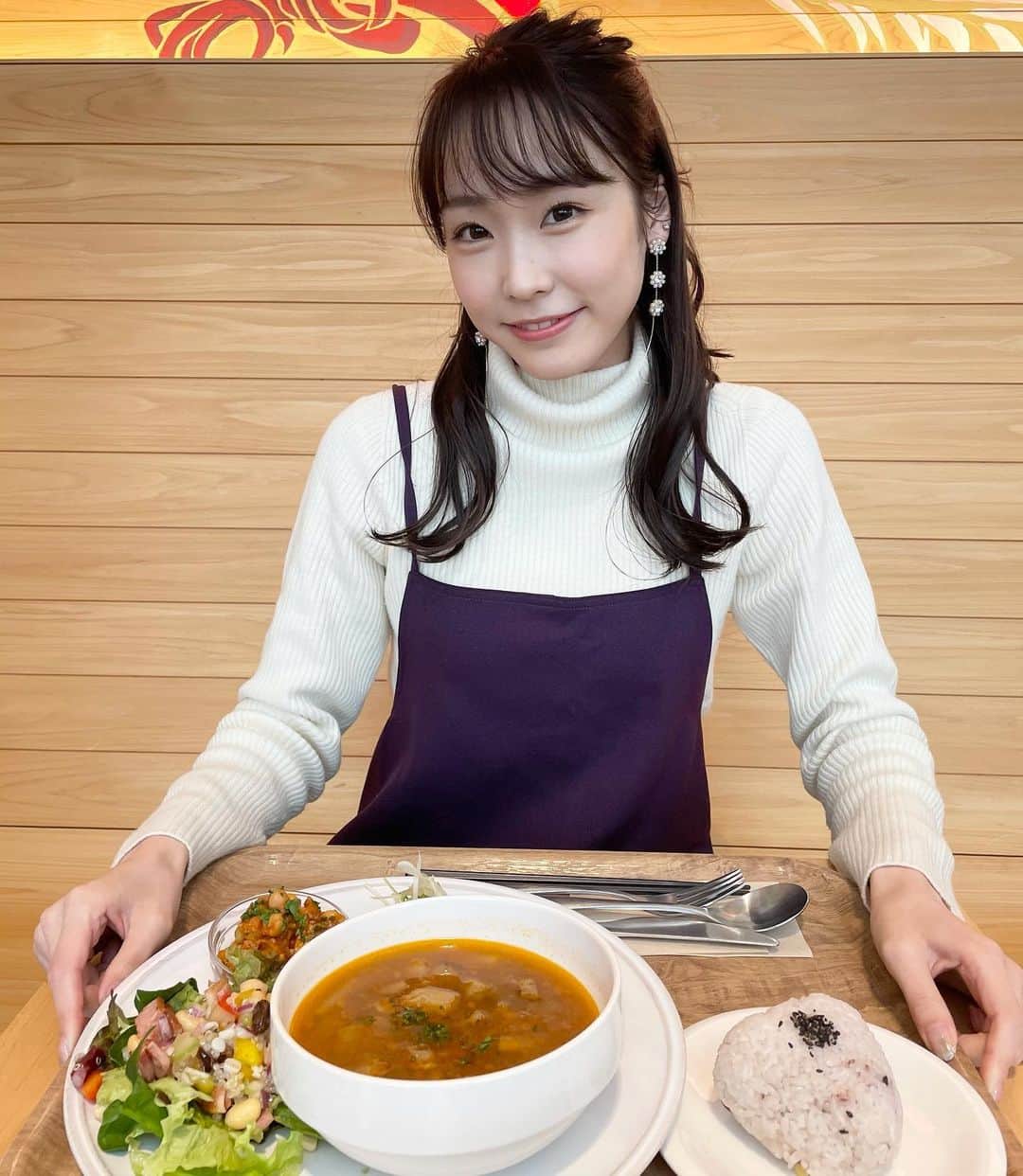 田中美有のインスタグラム：「お久しぶりです！！  ゼミの発表が無事終わったので、最近はのんびりと過ごしてます☺️✌🏻  この間ランチに行った時の写真！ やっぱり寒い時に飲むスープは美味しすぎる🥕🥕  #簡単ヘアアレンジ #ハーフアップお団子 #ランチプレート  #冬メイク」