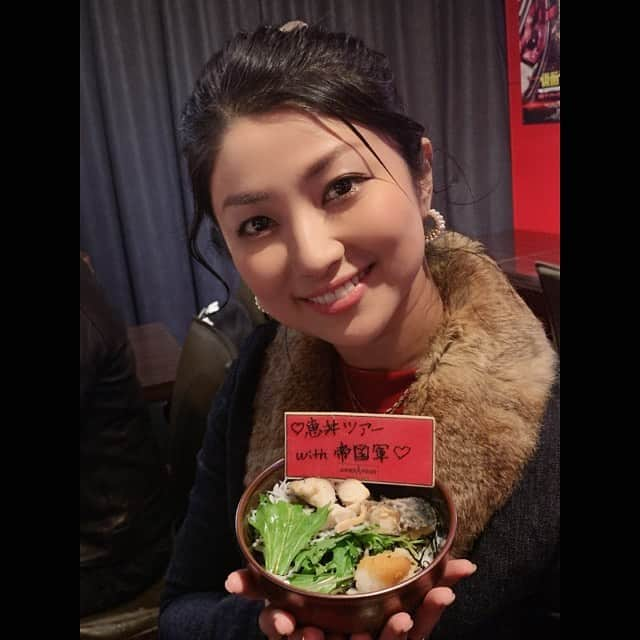 柳沢ななさんのインスタグラム写真 - (柳沢ななInstagram)「そして、明日までの限定メニューなんですが…！恵の大好物「焼き魚定食」仕立ての丼が販売されているので、時間がある人はぜひ行ってください♥️. . 食べずして、今年は終われぬ、恵丼。 . . #仮面ライダーイクサ #麻生恵 #仮面ライダーキバ #仮面ライダーザダイナー #仮面ライダー」12月16日 21時02分 - nana_yanagisawa