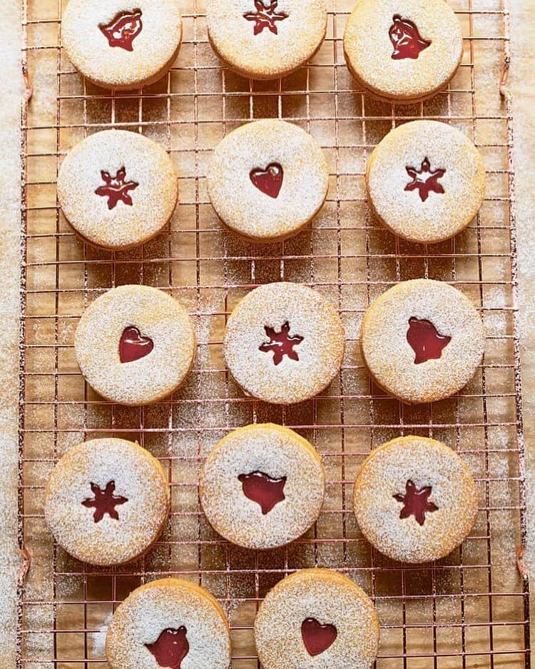 ナイジェラ・ローソンさんのインスタグラム写真 - (ナイジェラ・ローソンInstagram)「Another new recipe from #CookEatRepeat comes to nigella.com and is #RecipeOfTheDay: these meltingly tender Linzer Cookies, sheer essence of Christmassiness!  .  And to get the recipe, either go to nigella.com or click on link in bio. What I mean by this, is that you tap on my name, which will take you to a page that has a link on it that says www.nigella.com/instagram. When you click on this link, it will take you to a page of photographs: click on the photograph you want the recipe of, and you will be taken to it! . 🎄It also happens to be the Christmas Cookalong. And there’s a link to that at the end of the intro to the recipe.🎄 . Photograph by Jonathan Lovekin」12月16日 21時02分 - nigellalawson