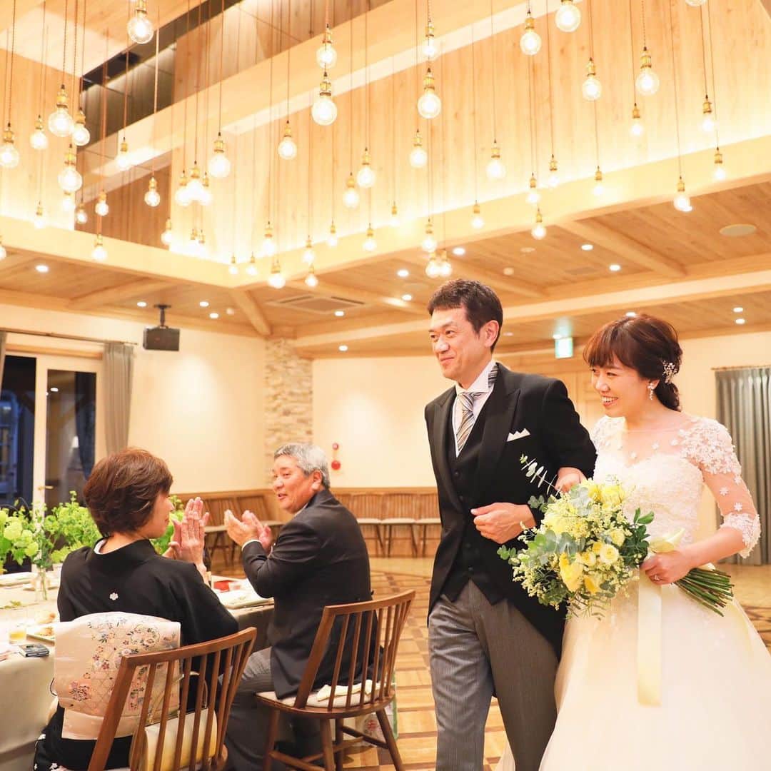 ラ パルティールさんのインスタグラム写真 - (ラ パルティールInstagram)「﻿ “Keisuke & Shiori's wedding report“﻿ ﻿ パーティーレポートを更新しました！﻿ ﻿ 今回お届けするのは#家族婚   近しい間柄のゲストばかりなので アットホームな雰囲気で 緊張することなく ゲストとゆっくりお話ができ、 笑顔溢れる温かい時間になりました﻿。  パルティールでは ご家族中心の食事会や 挙式のみも可能です。 お気軽にご相談ください！ ﻿ ホームページでは、お客様からの声も載せています。 詳しくホームページをご覧ください！﻿ ﻿ _ _ _ _ _ _ _ _ _ _ _ _ _ _ _ _ _ _ _ _ _ _ _ _ _ _ _ _ _ _ _ _ _﻿ ﻿ 新潟県長岡市古正寺3-39﻿ プライベートガーデンWedding La partir﻿ ＠partir_nagaoka﻿ ﻿ _ _ _ _ _ _ _ _ _ _ _ _ _ _ _ _ _ _ _ _ _ _ _ _ _ _ _ _ _ _ _ _ _﻿ ﻿ ﻿ ﻿ #星降る会場⠀#ナチュラルウェディング  #アットホームウェディング  #ガーデンウェディング#ガーデン挙式⠀ #ブライダルフラワー  #ドライフラワーブーケ #結婚式アイディア⠀#パルティール⠀#ラパルティール⠀#lapartir #結婚式レポート⠀#新潟花嫁 #新潟プレ花嫁 #新潟結婚式⠀#新潟結婚式場  #長岡結婚式⠀#長岡結婚式場  #長岡市結婚式場　#1組貸切ウェディング#おしゃれ花嫁 ﻿ ﻿ ﻿」12月16日 21時03分 - partir_nagaoka