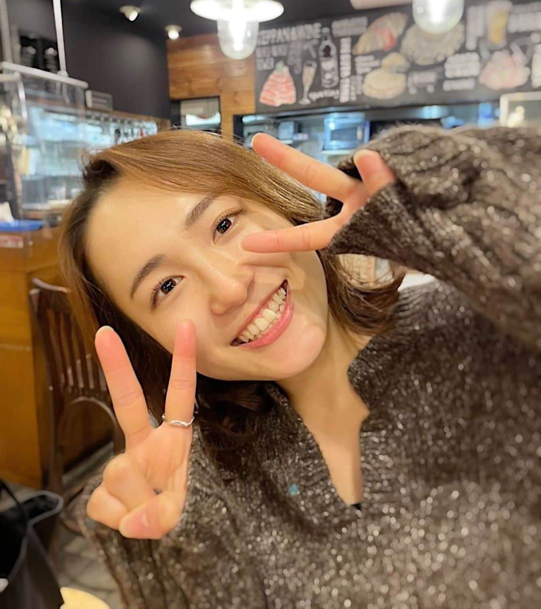 中野英菜のインスタグラム：「今年ももうすぐ終わるね🥸。 ださいポーズだって、27にもなるともう抵抗しません。 メイクも随分薄くなりました。 その分、肌を綺麗にする努力してます😌 ほっぺのツヤ玉意識。 #スキンケア #特別なことは何もしてない #ただ日々コツコツ #メイク #ださポーズ #ダブルピース #ツヤ玉　#skincare #japan #beauty #smile #holiday」