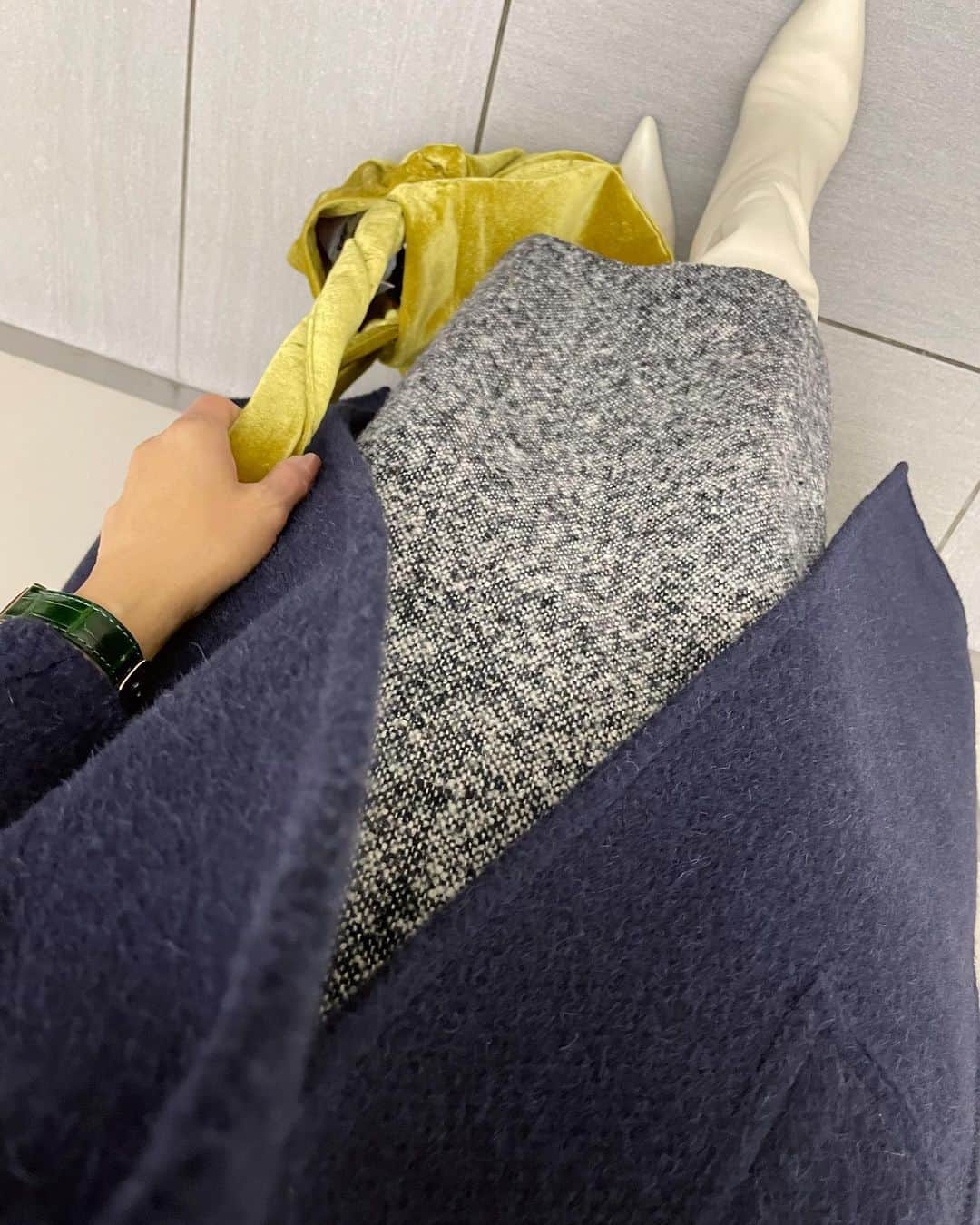 大塚良子のインスタグラム：「白のブーツでお散歩するだけで気分が上がる♪  @blamink.official で買った素敵なコートとツイードスカートに畳めて便利な@rope_laligne のほおずきバック。 冬の差し色って好き」