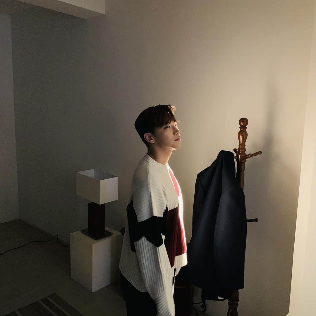 2PMさんのインスタグラム写真 - (2PMInstagram)「사진 찍는 순간 여기가 커피 광고 촬영 현장인지 트랙 필름 촬영 현장인지 잠깐 헷갈렸던•••  #살짝움직이기만해도 #화보가따로없는 #🐼☕💗 #레투스타그램」12月16日 21時04分 - real_2pmstagram