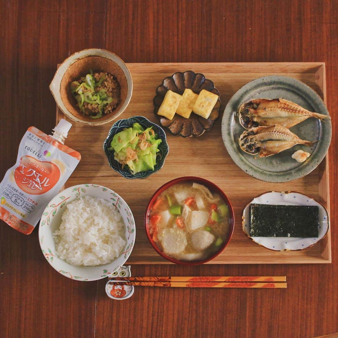 Kaori from Japanese Kitchenさんのインスタグラム写真 - (Kaori from Japanese KitchenInstagram)「ごはんのお供達、たくさん盛り付けました。 ・ こんばんは。 この前の朝昼ごはん。 ごはんのお供になるおかずを色々準備して 旅館の朝ごはんを意識したものの品数足りず…笑 その分、お味噌汁に色々なお野菜を入れてみました。 彩り増えて良い感じ☺ そして食後のおやつはエクエル ジュレ。 ジュレタイプで仕事中に小腹がすいた時にもぴったり。 大豆由来の成分「エクオール」や コラーゲン、カルシウムも入っていて 食物だけで補えない栄養が手軽に摂取できるのがうれしいです。 今日もお疲れさまでした。 ・ ・ 【おしながき】 黒ゴマふりかけのごはん キャベツと油揚げのお味噌汁 かぼちゃの煮物 サバ味噌焼 ひじきの煮物 納豆 ＊薬膳走り書きはお休みします＊ ・ ・ ・ ・ 2020.12.16 Wed Hi from Tokyo! Here’s Japanese brunch:Baked rice w/ nori seaweed, miso soup, natto, grilled red snapper, rolled egg omelet, and boiled cabbage w/ baby shrimp. ・ ・ ・ ・ #Japanesefood #breakfast #朝ごはん #おうちごはん #早餐 #薬膳 #うつわ #自炊 #家庭料理 #清岡幸道 #阿部春弥 #小澤基晴 #一汁三菜　#エクエルジュレ #エクエルジュレPR #インナービューティー」12月16日 21時06分 - coco_kontasu