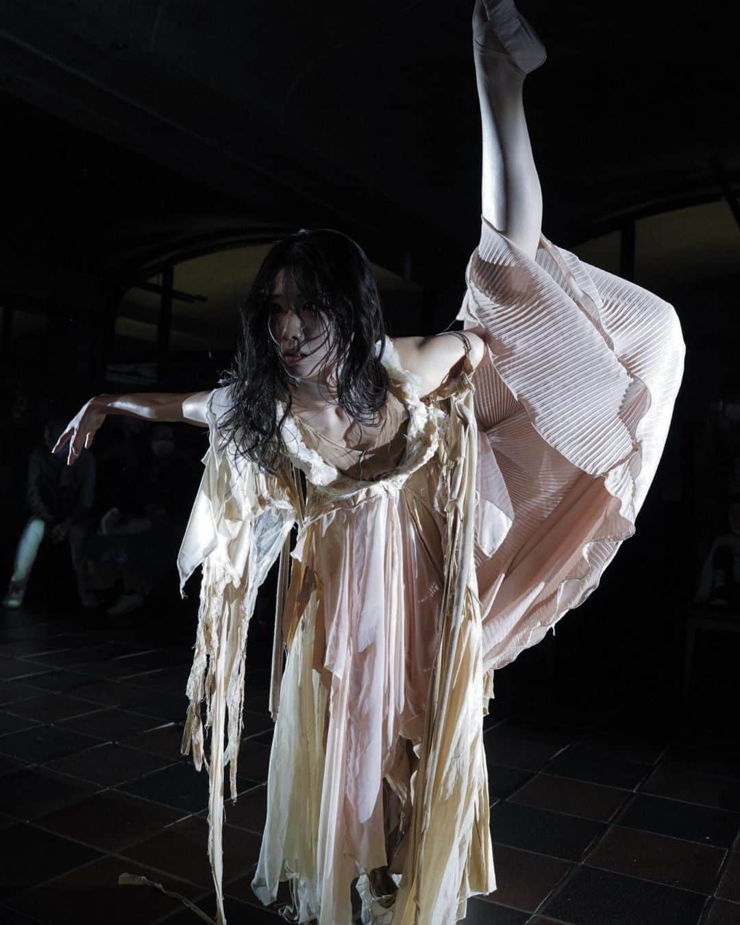ARAKI SHIROさんのインスタグラム写真 - (ARAKI SHIROInstagram)「-ARAKI SHIRO SHOW archives- . . . performer @s__ora3  photo  @ciguatera_pics  @ren_fujishige . . . FADS  @f.a.d.s.2020 . . . #ARAKISHIRO#FUKUOKA#costume#costumedesign#couture#hautecouture#contemporaryart#fashionshow#contemporarydance#FADS#福岡#衣装#コスチューム#アラキシロウ#福岡市美術館#福岡アジアデザイナーズショー#ダンサー」12月16日 21時06分 - arakishiro