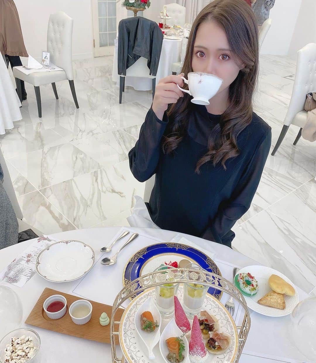 のインスタグラム：「🎄 @cafe_tony_garden の アフタヌーンティークリスマス仕様はあと少し❤︎ バレンタイン仕様もあるんかな、、楽しみ🥰  #アフタヌーンティー #カフェトニーガーデン  #cafetonygarden  #セントラファエロチャペル御堂筋  #セラマジィ  #ラファエロカフェ #アフタヌーンティーセット  #承認欲求 #大阪グルメ」