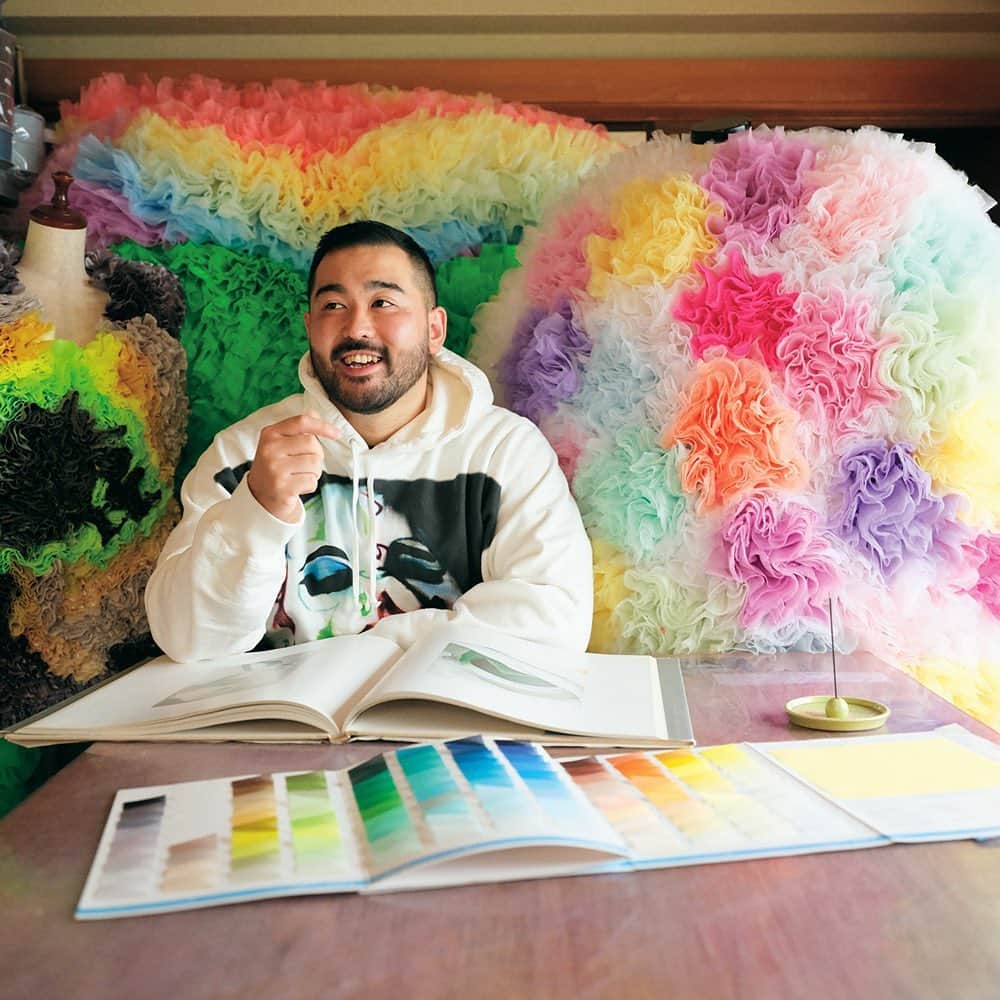 のインスタグラム：「【長く一緒に過ごすもの】 〈TOMO KOIZUMI〉デザイナー・小泉智貴さんが長年愛用しているアイテムは「デザインのいいお香」  最近気に入っているのは、グラフィックデザイナーの友人が手がけたインテリアブランド〈STUDIO THE BLUE BOY〉の「NATURAL INCENSE」だそう。  「さあ仕事を始めよう、という時にお香を焚くのが好きなんです。お香立てに線香をセットして火をつけて……というひとつながりの流れ自体が気分転換になる。自分自身のモードを切り替える小さなスイッチのようなものですね」  発売中の1月号では様々なフィールドで活躍する6人に愛用している相棒を聞きました。 @ginzamagazine   #ginzamagazine #センスの良い人が毎日使うもの #日用品 #日用品リスト #愛用品 #dailyitemshop #小泉智貴 #TOMO KOIZUMI #デザイナー #お香 #お香立て #香り #香りのある暮らし#香りを楽しむ #線香 #フレグランス #STUDIOTHEBLUEBOY #naturalincense」