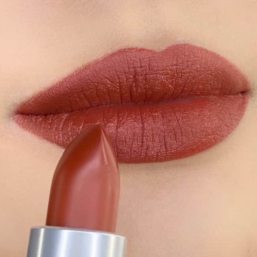 M∙A∙C Cosmetics Japanのインスタグラム：「2020年 M·A·Cアーティストが選ぶ マストハブ！ -リップ編③- ㅤ ❄️リップスティック: マラケシュ ㅤ 季節を問わず、万能に使える温かみのあるレッドカラーのリップスティックがイン。ひと塗りでどんなメイクもスタイリッシュに格上げする1本💄ギフトにもおすすめです✨ ㅤ #MACCosmeticsJapan #MACコスメ #マックコスメ#MACCosmetics #コスメ #メイク #コスメ紹介 #ポーチの中身 #持ち歩きコスメ #ホリデーメイク #お気に入りコスメ #ベストコスメ #ベスコス #MACリップ #リップ #冬リップ#リップスティック #リップメイク #マラケシュ」
