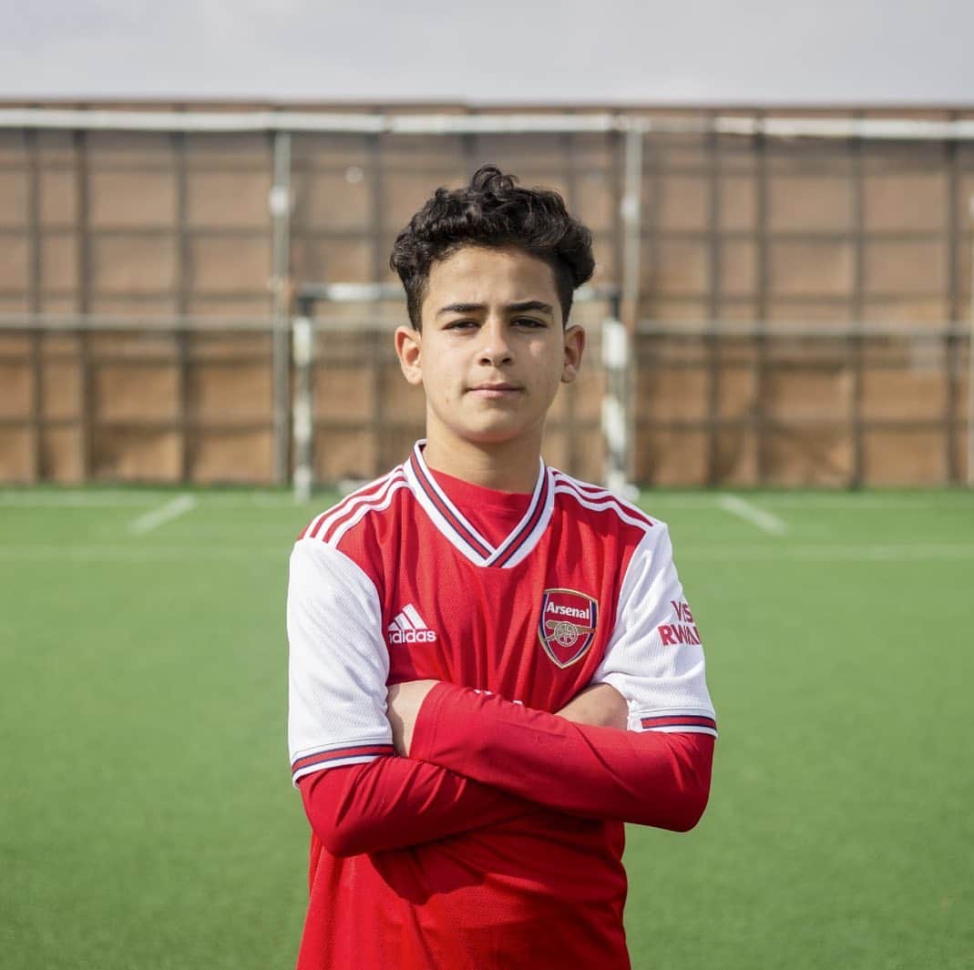 のインスタグラム：「“I enjoy the spirit of playing football with my friends – I feel active and happy.”    Yasser is 14 and lives with his mother, six brothers and two sisters aged between nine and eighteen. His father works in Kuwait. He was born in Dar’a and due to the war in Syria, the family decided to seek shelter in Jordan in 2013.    Yasser decided to join Coaching for Life on his brother’s advice. His mother wishes that one day he fulfils his dream and becomes a professional football player without this impacting his studies.    Against Southampton I am proud to play for Yasser and all the children that are supported by @arsenal_foundation and @savechildrenuk    Together we can do more: arsenal.com/donate」