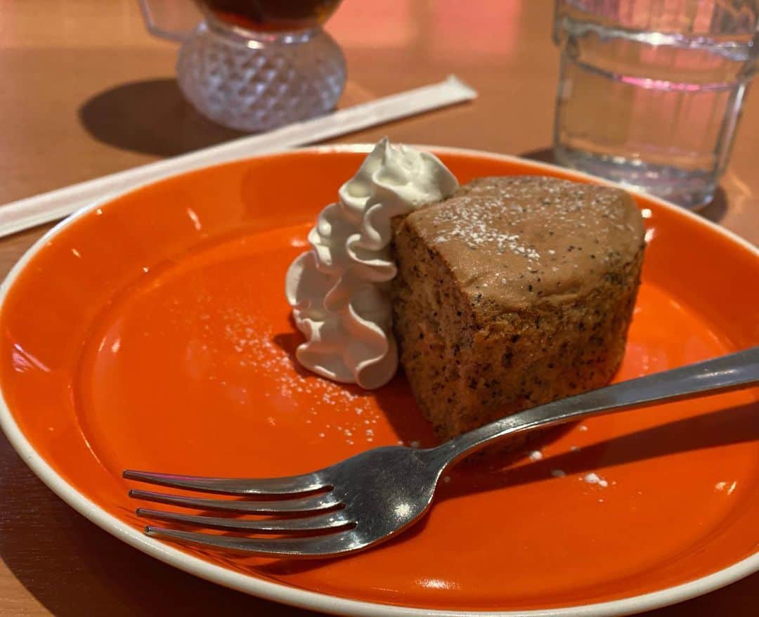 笹倉杏さんのインスタグラム写真 - (笹倉杏Instagram)「ランチの時久しぶりにデザートつけたよ♥️ #チョコレートのシフォンケーキ 🍰 ミニサイズなのでちょうど良い量✨ たくさんはいらない、でも食べたい♥️ #ダイエット が成功してからたまの甘いものにも罪悪感なく、食べたい時に食べられるのが幸せです🥰 #リバウンドしにくいダイエット をしているのでたまに食べても太らない✌️」12月16日 21時18分 - ogawa_haru_