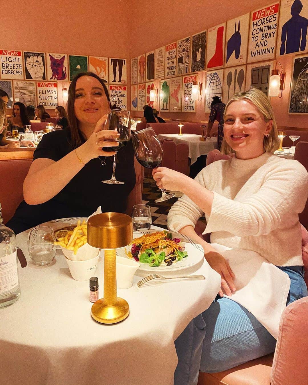 Estée Lalondeのインスタグラム：「Cheers to this friendship 🥂 @rebecca.munroe」