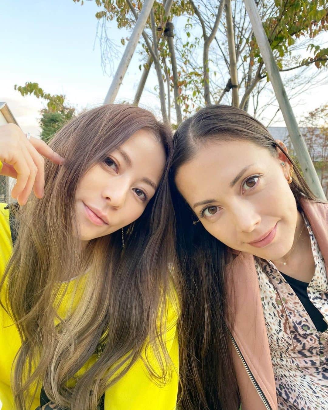 土屋アンナさんのインスタグラム写真 - (土屋アンナInstagram)「またお仕事で香里奈っちに会えた❤️やはり好き💋⭐️ 前回一緒になったロケの写真送ってくれたぁー🥰 ちょっとーねぇさんめっちゃいい写真じゃぁぁん🥺⭐️ また今日の詳細はOA近づいたら載せまーす💪😤  @karina_official_221」12月16日 21時15分 - annatsuchiya0311