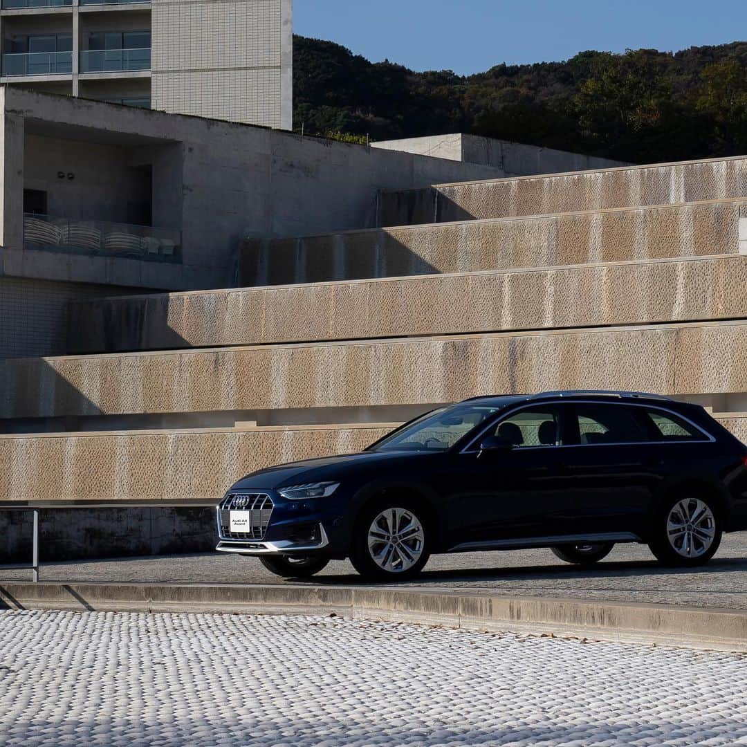 のインスタグラム：「先日5年ぶりのアップデートを果たしたAudiを代表するベストセラーモデル #AudiA4。 ⾼効率と快適な⾛⾏性能を実現する12Vマイルドハイブリッドと進化したquattroで、⻑距離でも疲れの出ない快適性と圧倒的なパフォーマンスを引き出します。  #AJS のオフィシャルサイトでは、スペシャルコンテンツ「四国地方の魅力を存分に満喫 Audi A4で行くコンフォートドライブ」を公開しております。ぜひご確認ください @audi.japan.sales  #Audi #A4 #myaudi #audistyle #car #アウディ #ドライブ #車 #愛車 #外車 #ドイツ車 #車好き #車好きな人と繋がりたい #アウディ女子 #車好き男子」
