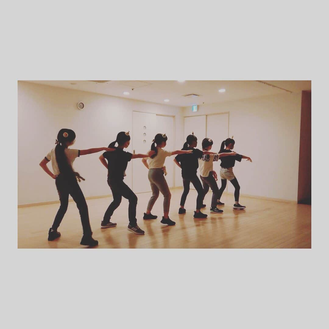 風凛水花のインスタグラム：「@carat.dance  小さなクリスマス会🎅🎄終了しました😊✨✨ 短縮レッスンの中、今月は日数も減らしての開催とさせて頂きました🙇‍♀️短い時間に楽しんでお稽古してくれた子供達に感謝の気持ちでいっぱいです🥺❣️ 今回は私服もお揃いのコーディネートをしてくれて、ますます気分があがりました😊❣️ #itzy の曲を練習して発表しました💃✨✨ 無茶振りで、去年踊ったクリスマスソングも踊ってとリクエストしたら、突然増えたにも関わらず2曲とも可愛く踊ってくれました😊💓💓 クリスマスソング用にと小さな帽子の飾りを買っていったら、itzyの時も付けて踊ってくれました😂 6年生はクリスマスソングだけと思っていたようですが、2曲とも帽子をつけたい可愛い妹達の意見を尊重してくれていました😊👏❤️❤️❤️  大変な一年でしたが、どんどん成長する姿が本当に素晴らしいです🥺 元気にcaratのお稽古納めが出来たこと、心から感謝申し上げます🙇‍♀️  ご協力頂きました保護者の皆様、本当にありがとうございました‼️  #caratガールズダンススクール　#青物横丁　#キッズダンス　#無料体験　#小学生女児　#品川区習い事」