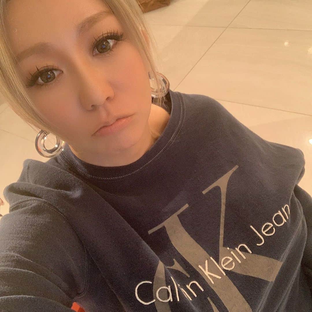 のインスタグラム：「.﻿ 寒すぎて、服の中に足入れるやつ。﻿ いやー今日まじで寒すぎます、、、⛄️﻿ そろそろ東京も雪降るかなぁ。。。﻿ ﻿ #なんでもない日 #ほんま風邪ひかないよーに #みなさんもあったかくしみなさんもあったかくしてね #私は家で冬場は #ugg #靴をスリッパがわりにしてます #なかなか良いですよ #暖かくて歩きやすい #冷え込み #12月 #calvinklein #pameopose #ugg #fashion #ootd #kodakumi #倖田來未」