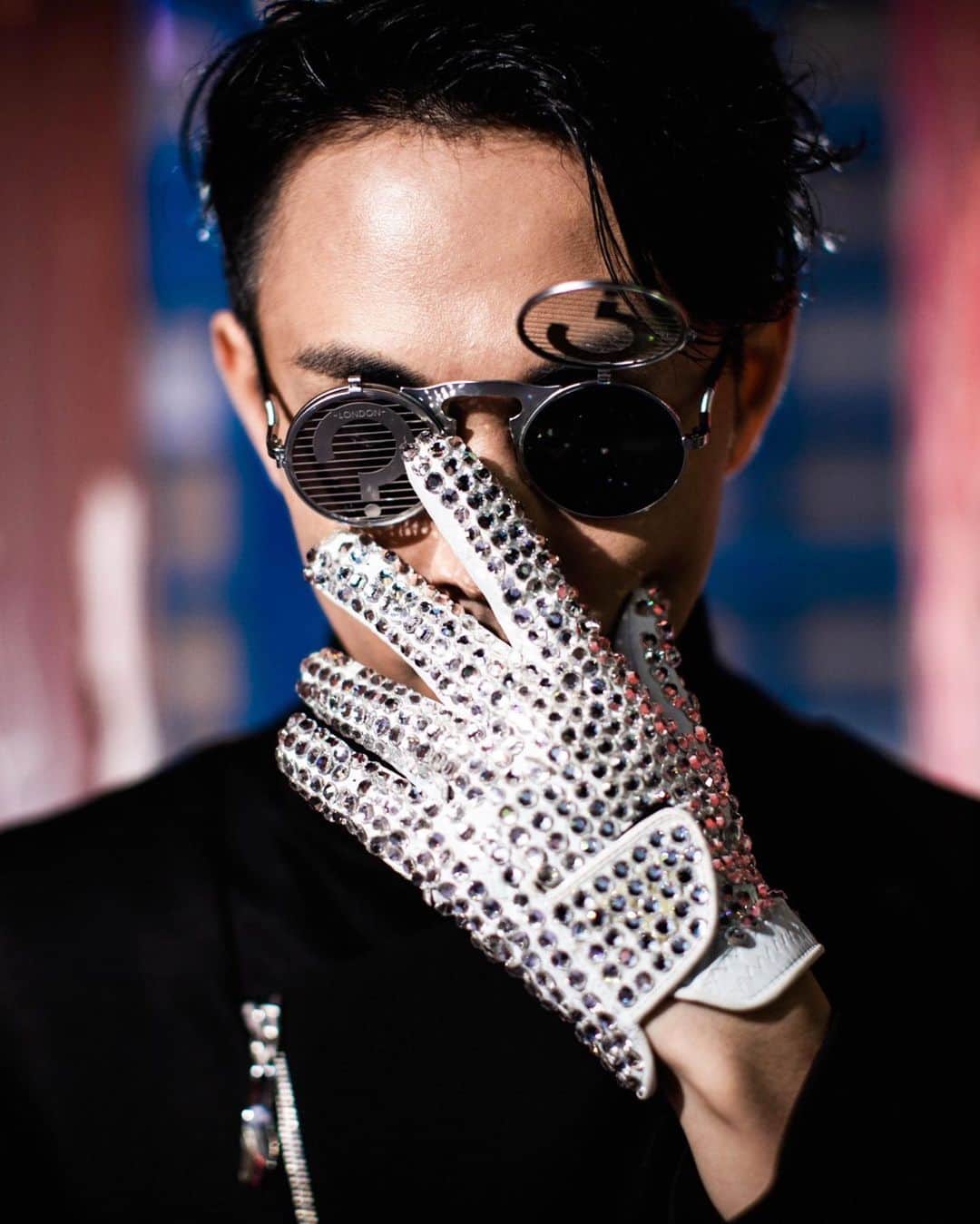 𝐑𝐄𝐀𝐓𝐌𝐎のインスタグラム：「🤚💎💎💎🎤 Photo by @shinsukagram  Shoes @magarimono_official  Diamond globe @annamurakami  Outfit @yuimanakazato Sunglasses #hitekdesignslondon  #magarimono #yuimanakazato #shinsukeyausi #annamurakami #REATMO #fashion #hifashion #beatbox #Greatconjunction @iconiaavantgarde #michaeljackson #mj #machaeljacksonforever」