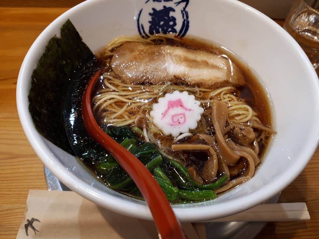 那須洋子のインスタグラム：「イヤだーーー  私のダウンの端をひっぱるひっぱる💦 小さい手なのに、こんなにも力あるとは(^-^;💦  夜暗くなってからだし、 余計に嫌だよね。 気持ちはわかる、わかるけど(>_<)  なんとか振り切って 一時保育の先生に託し、、、 またまたラーメン🍜を注入 (正確にいうと替え玉も)  そして、 マイナビ生配信🎤でした。  今日はほんっっと冷えますね 体調に気をつけましょ～  #フリーアナウンサー #静岡第一テレビ #マイナビ2022 #麺屋燕rs」
