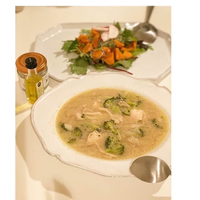 前田ゆかのインスタグラム：「今夜は鶏胸肉とキノコのシチュー！  タンパク質豊富な鶏胸肉に食物繊維やビタミン豊富なブロッコリーときのこ。キノコ類のビタミンDはカルシウムの吸収率を高め、ブロッコリーに含まれるビタミンKはカルシウムが出て行くのを防ぐ働きがあり２つは理想の組み合わせ。  カルシウム、タンパク質、食物繊維が取れる主菜。  サラダは柿のサラダ！ 柿の甘さがクセになります。  今日は今年最後の書のお稽古でした！  お稽古の回数を増やして取り組んでますが、上達するのはゆっくり です......😆  #おうちごはん  #saladnuts  #書 #書道 #maeyukareshipi」