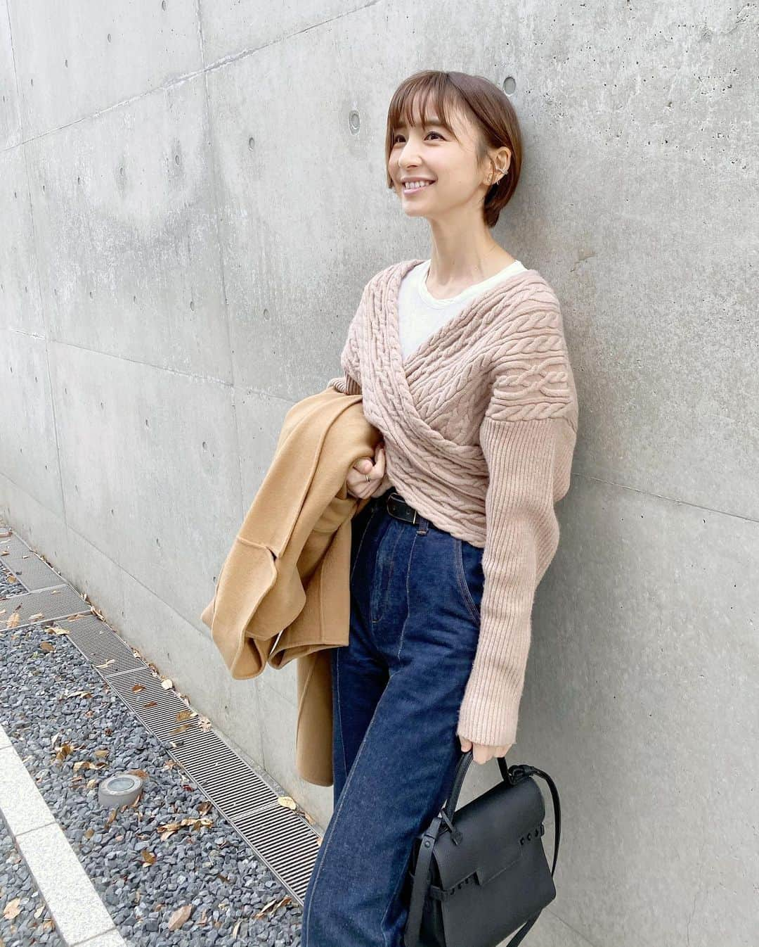 篠田麻里子さんのインスタグラム写真 - (篠田麻里子Instagram)「私服🎄 今年買ったニット🧶可愛くて合わせ方に悩む🥸 去年買ったルシェルのコートは形が綺麗で他の色も欲しいなぁー😍また出ないかなー  knit @emmalimber_official  🧥@lecielbleu_official  denim @currentage_  shoes @acnestudios  bag @delvaux   #marikoday #大人カジュアル#ニットコーデ#OOTD#私服」12月16日 21時20分 - shinodamariko3