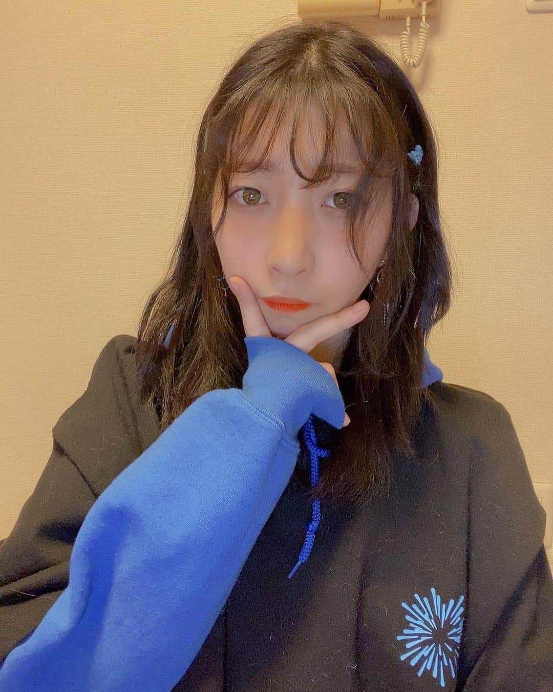 佐藤梨菜のインスタグラム：「ヒッピースタイル風🍕🍺  #ヒッピー　#髪の毛 #ヘアアレンジ  #ピザ #檸檬堂 #머리스타그램 #hairstyle #feam #idol #いいね #コメント大歓迎 #좋아요 #좋아요환영 #팔로우미」